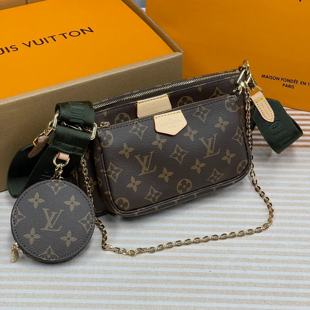 [Upgraded version] P540🐶Upgraded version. High quality. Semi-steel hardware 🎁With complete packaging❣️M44813/Green🐶MULTI POCHETTE ACCESSORIES Handbag Multi Pochette Accessories handbag uses Monogram canvas to construct a three-piece dynamic design, and is also equipped with multiple pockets and compartments. The adjustable gold-tone chain and Louis Vuitton-engraved jacquard shoulder strap allow for multiple carrying options, including cross-body wear. Dimensions: 24.0 x 16.0 x 6.0 cm