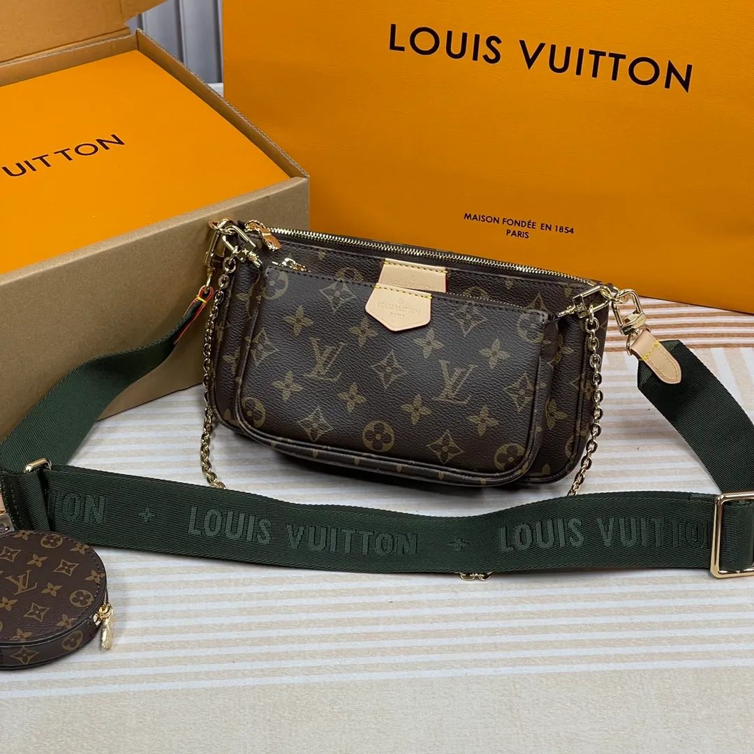[Upgraded version] P540🐶Upgraded version. High quality. Semi-steel hardware 🎁With complete packaging❣️M44813/Green🐶MULTI POCHETTE ACCESSORIES Handbag Multi Pochette Accessories handbag uses Monogram canvas to construct a three-piece dynamic design, and is also equipped with multiple pockets and compartments. The adjustable gold-tone chain and Louis Vuitton-engraved jacquard shoulder strap allow for multiple carrying options, including cross-body wear. Dimensions: 24.0 x 16.0 x 6.0 cm
