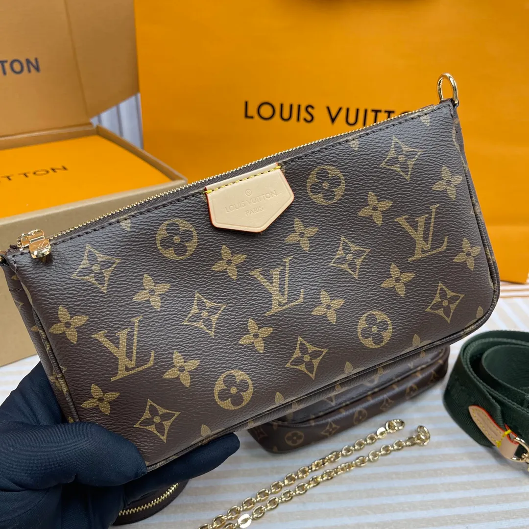 [Upgraded version] P540🐶Upgraded version. High quality. Semi-steel hardware 🎁With complete packaging❣️M44813/Green🐶MULTI POCHETTE ACCESSORIES Handbag Multi Pochette Accessories handbag uses Monogram canvas to construct a three-piece dynamic design, and is also equipped with multiple pockets and compartments. The adjustable gold-tone chain and Louis Vuitton-engraved jacquard shoulder strap allow for multiple carrying options, including cross-body wear. Dimensions: 24.0 x 16.0 x 6.0 cm