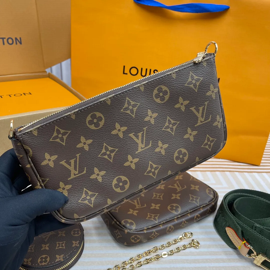 [Upgraded version] P540🐶Upgraded version. High quality. Semi-steel hardware 🎁With complete packaging❣️M44813/Green🐶MULTI POCHETTE ACCESSORIES Handbag Multi Pochette Accessories handbag uses Monogram canvas to construct a three-piece dynamic design, and is also equipped with multiple pockets and compartments. The adjustable gold-tone chain and Louis Vuitton-engraved jacquard shoulder strap allow for multiple carrying options, including cross-body wear. Dimensions: 24.0 x 16.0 x 6.0 cm