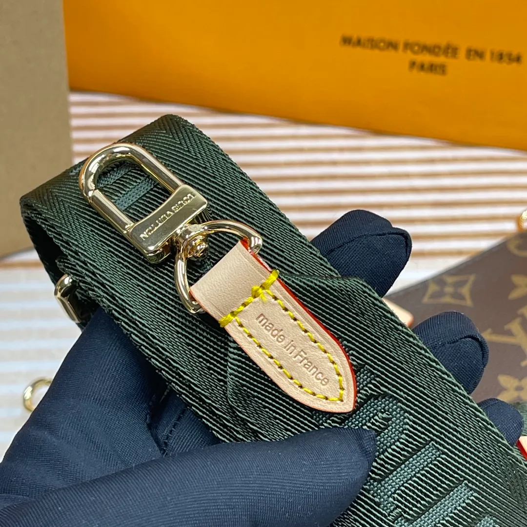 [Upgraded version] P540🐶Upgraded version. High quality. Semi-steel hardware 🎁With complete packaging❣️M44813/Green🐶MULTI POCHETTE ACCESSORIES Handbag Multi Pochette Accessories handbag uses Monogram canvas to construct a three-piece dynamic design, and is also equipped with multiple pockets and compartments. The adjustable gold-tone chain and Louis Vuitton-engraved jacquard shoulder strap allow for multiple carrying options, including cross-body wear. Dimensions: 24.0 x 16.0 x 6.0 cm