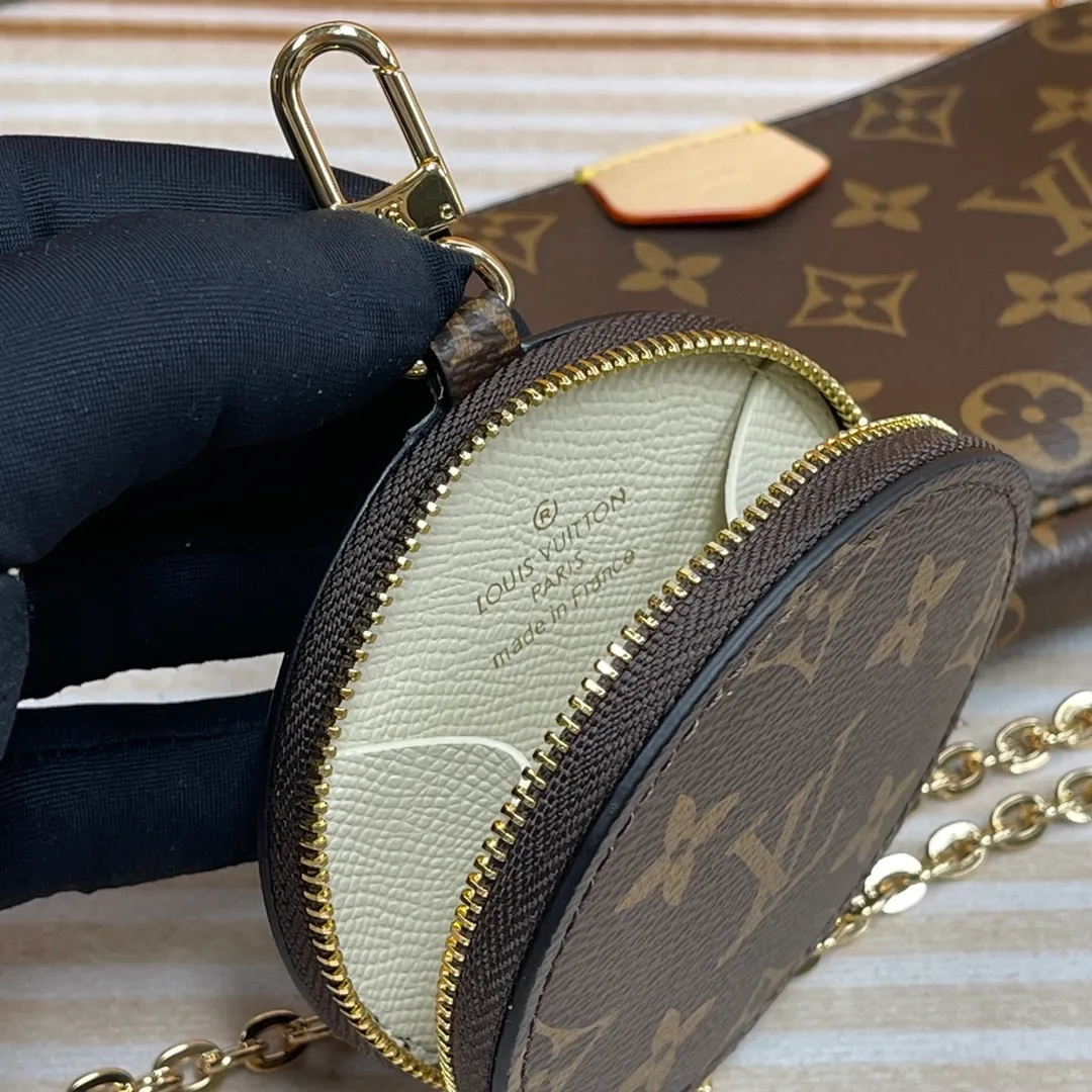 [Upgraded version] P540🐶Upgraded version. High quality. Semi-steel hardware 🎁With complete packaging❣️M44813/Green🐶MULTI POCHETTE ACCESSORIES Handbag Multi Pochette Accessories handbag uses Monogram canvas to construct a three-piece dynamic design, and is also equipped with multiple pockets and compartments. The adjustable gold-tone chain and Louis Vuitton-engraved jacquard shoulder strap allow for multiple carrying options, including cross-body wear. Dimensions: 24.0 x 16.0 x 6.0 cm