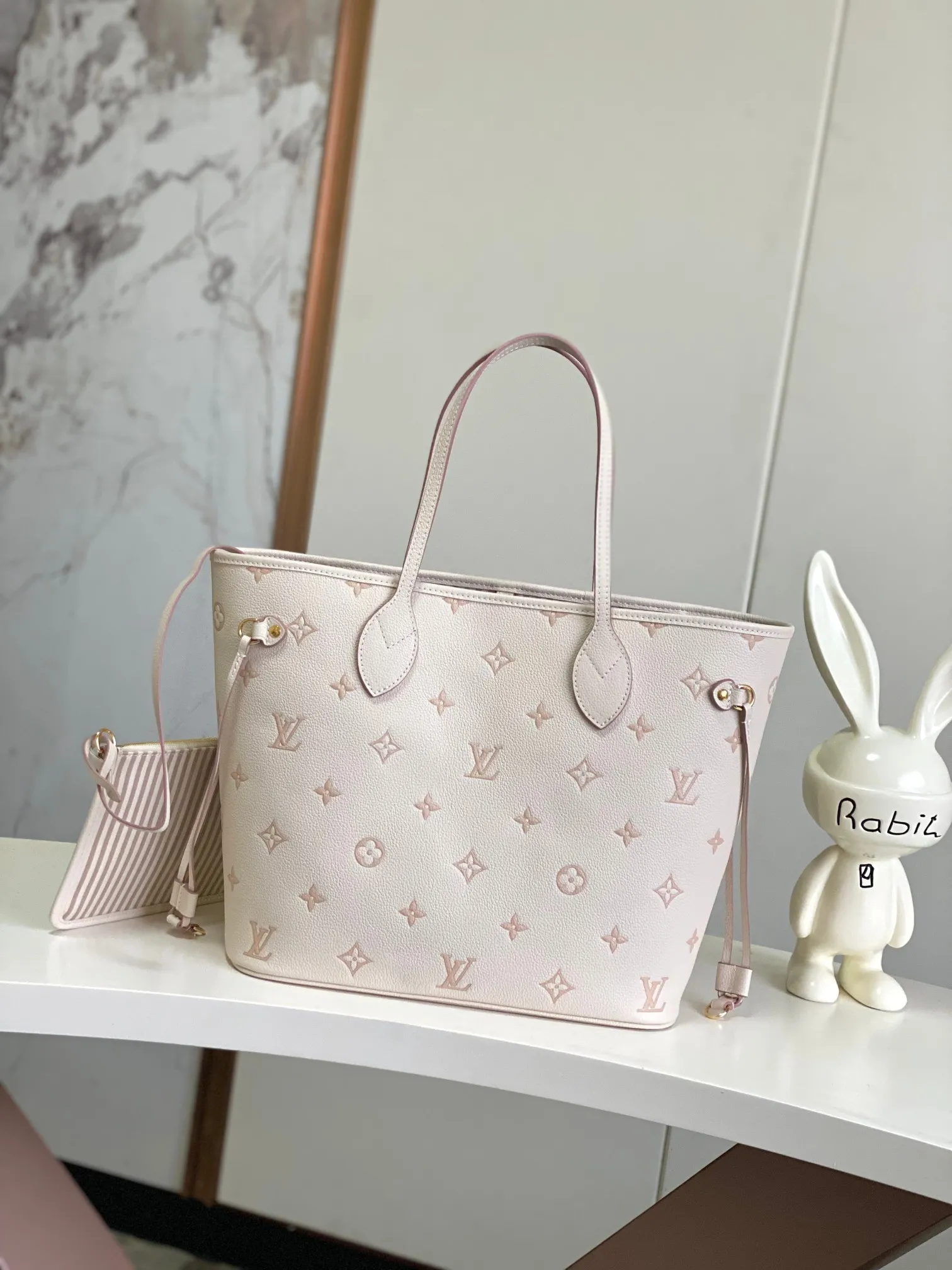 💰1340 (top layer leather) top original single 163 chip [Neverfull MM Medium Handbag] M14285 Cream Apricot (Jacquard) This Neverfull MM handbag reinterprets the classic Monogram Empreinte leather with the same color aesthetic. The Neverfull is a roomy bag with side laces that can tighten up for a sleek allure or relax for a casual look. Inside there is a removable bag that is secured to the bag with a leather cord. Size: 32-29-17cm