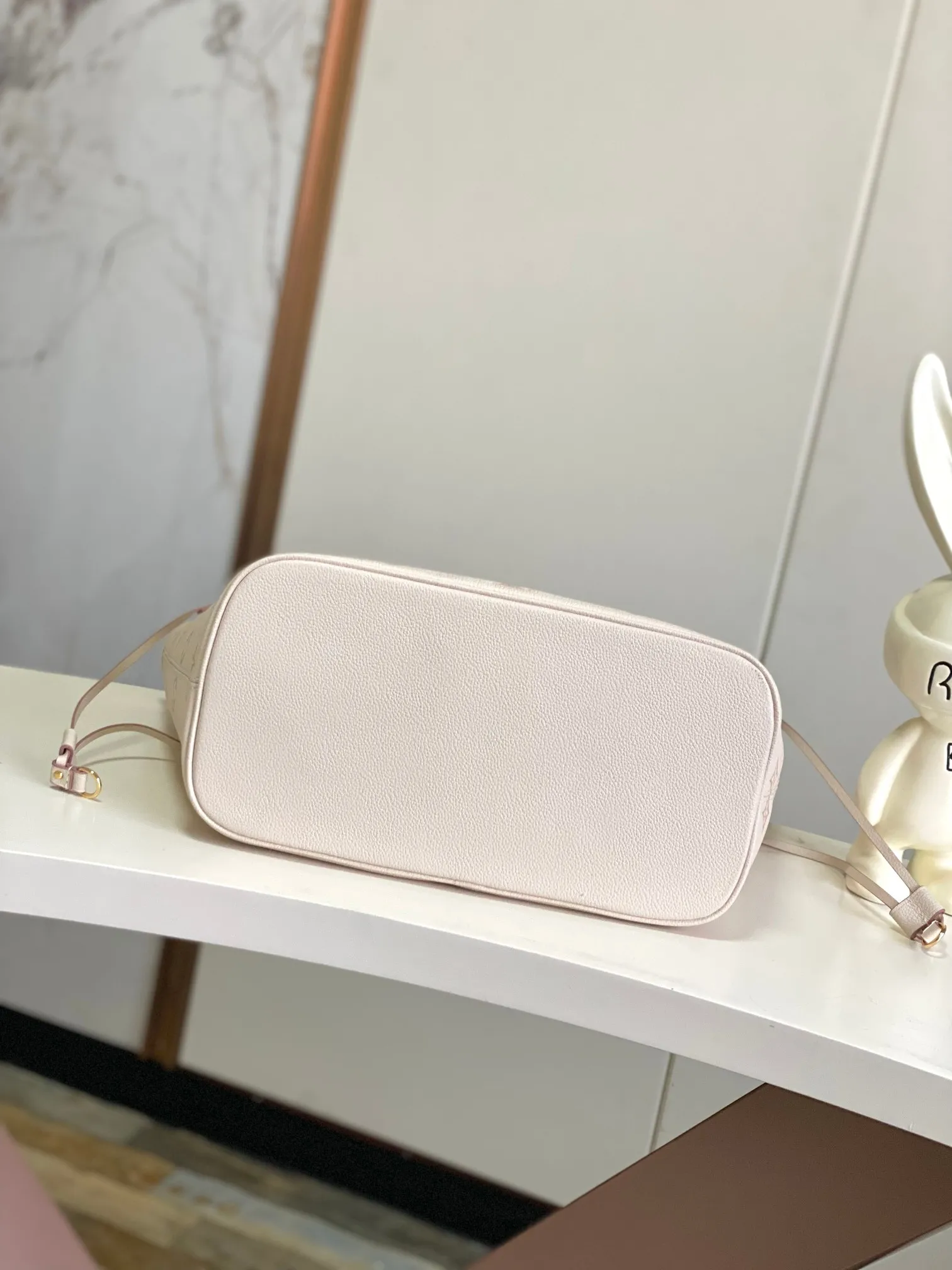 💰1340 (top layer leather) top original single 163 chip [Neverfull MM Medium Handbag] M14285 Cream Apricot (Jacquard) This Neverfull MM handbag reinterprets the classic Monogram Empreinte leather with the same color aesthetic. The Neverfull is a roomy bag with side laces that can tighten up for a sleek allure or relax for a casual look. Inside there is a removable bag that is secured to the bag with a leather cord. Size: 32-29-17cm
