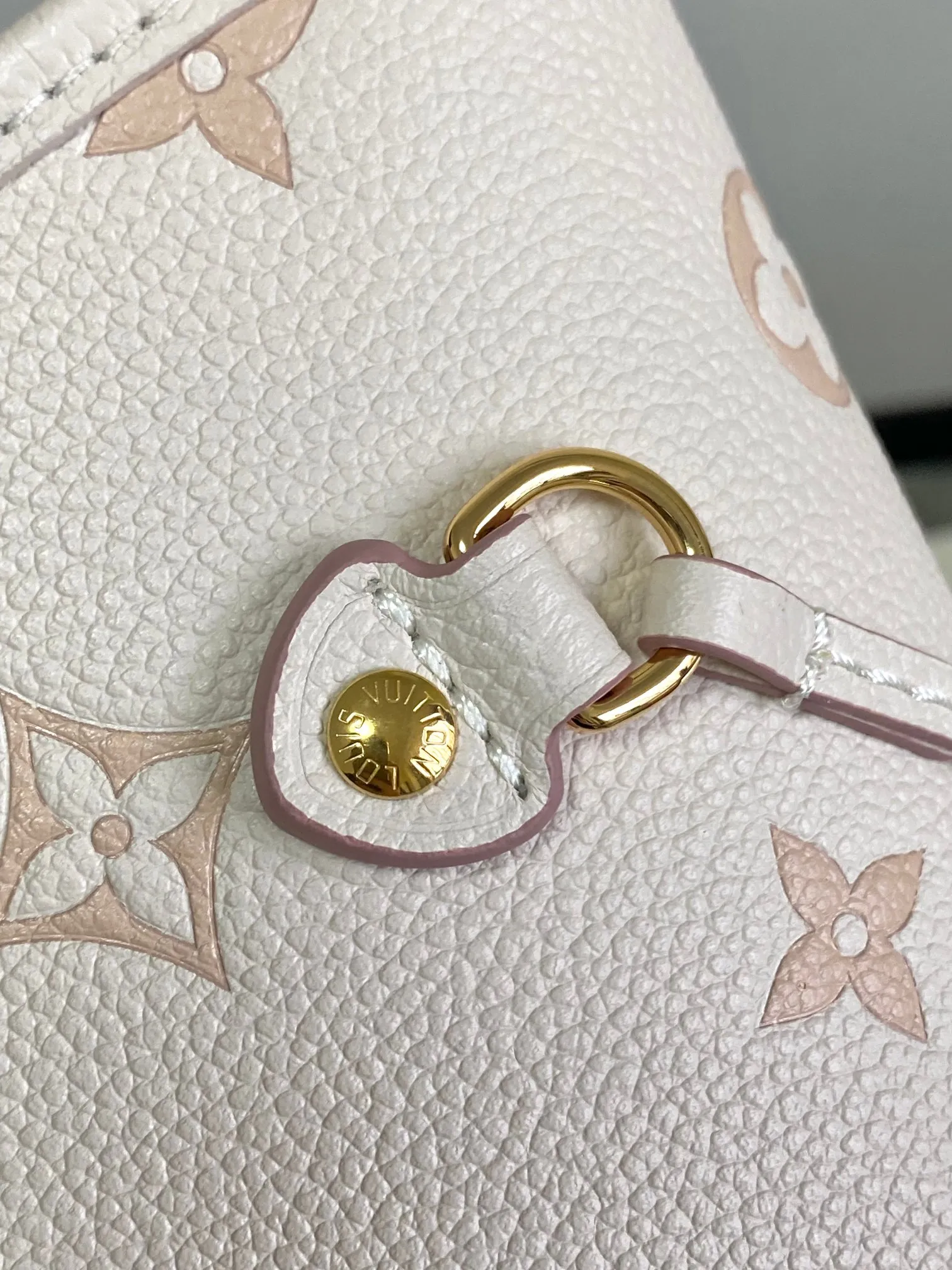 💰1340 (top layer leather) top original single 163 chip [Neverfull MM Medium Handbag] M14285 Cream Apricot (Jacquard) This Neverfull MM handbag reinterprets the classic Monogram Empreinte leather with the same color aesthetic. The Neverfull is a roomy bag with side laces that can tighten up for a sleek allure or relax for a casual look. Inside there is a removable bag that is secured to the bag with a leather cord. Size: 32-29-17cm