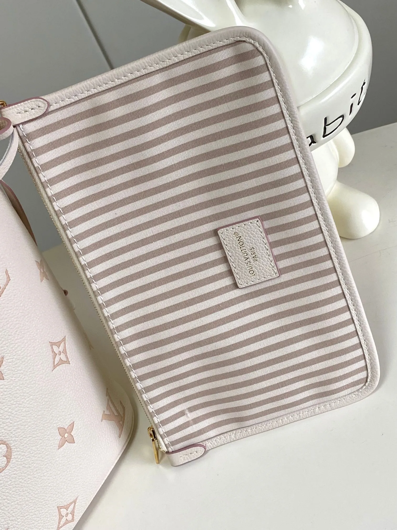 💰1340 (top layer leather) top original single 163 chip [Neverfull MM Medium Handbag] M14285 Cream Apricot (Jacquard) This Neverfull MM handbag reinterprets the classic Monogram Empreinte leather with the same color aesthetic. The Neverfull is a roomy bag with side laces that can tighten up for a sleek allure or relax for a casual look. Inside there is a removable bag that is secured to the bag with a leather cord. Size: 32-29-17cm