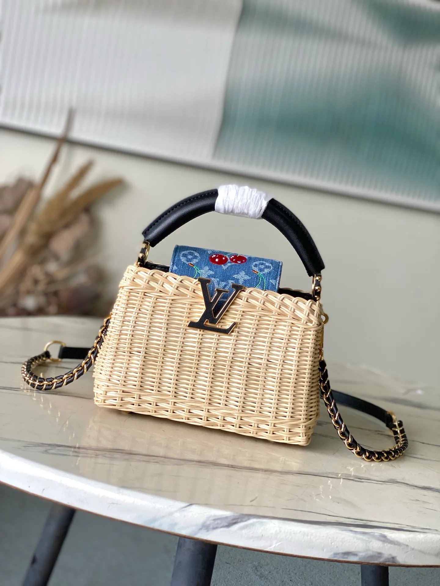 💰2200 Premium Original Leather M14295 Black Leather Mini This Capucines mini handbag meets the eye-catching details of the Louis Vuitton×Takashi Murakami replica series, and uses fresh elements to highlight the trendy style. The rattan bag body complements the handles, woven shoulder straps and LV letters, and the top flap is delicately embellished with cherry patterns. Dimensions: 21 × 13.6 × 8 cm
