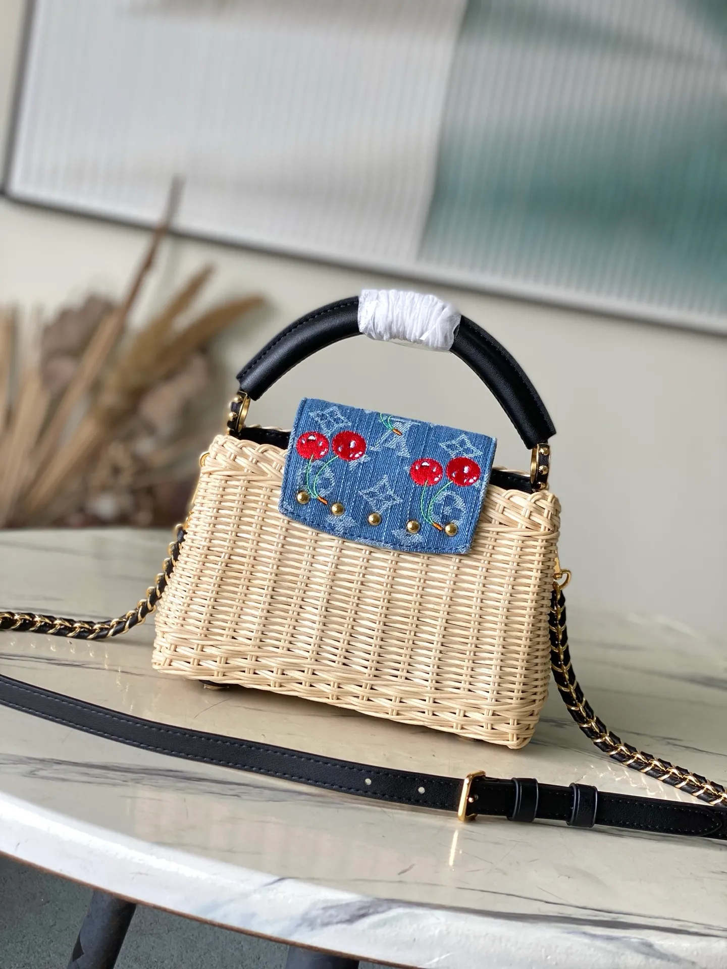 💰2200 Premium Original Leather M14295 Black Leather Mini This Capucines mini handbag meets the eye-catching details of the Louis Vuitton×Takashi Murakami replica series, and uses fresh elements to highlight the trendy style. The rattan bag body complements the handles, woven shoulder straps and LV letters, and the top flap is delicately embellished with cherry patterns. Dimensions: 21 × 13.6 × 8 cm