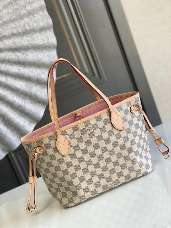 💰780 (small steel nails) top original order N41363 NEVERFULL small handbag Neverfull small handbag has a crisp shape and classic design. It is an elegant urban handbag. Its spacious interior also makes this classic bag an ideal choice for travel. The Neverfull small tote in Damier Azur canvas has a soft yet sturdy feel that maintains its exterior lines no matter what's inside. Detailed Features 29 x 21 x 12 cm (Length x Height x Width) Bag interior redesigned with vintage details inspired by the Louis Vuitton archives - Fabric-lined interior pocket Removable zippered clutch with matching interior Natural cowhide leather trim Shiny gold-tone brass hardware Handles: Double handle