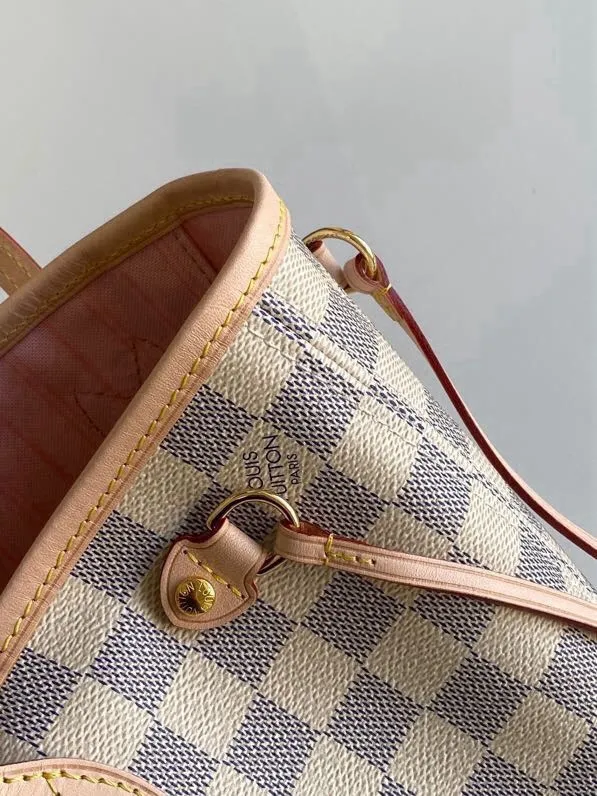 💰780 (small steel nails) top original order N41363 NEVERFULL small handbag Neverfull small handbag has a crisp shape and classic design. It is an elegant urban handbag. Its spacious interior also makes this classic bag an ideal choice for travel. The Neverfull small tote in Damier Azur canvas has a soft yet sturdy feel that maintains its exterior lines no matter what's inside. Detailed Features 29 x 21 x 12 cm (Length x Height x Width) Bag interior redesigned with vintage details inspired by the Louis Vuitton archives - Fabric-lined interior pocket Removable zippered clutch with matching interior Natural cowhide leather trim Shiny gold-tone brass hardware Handles: Double handle