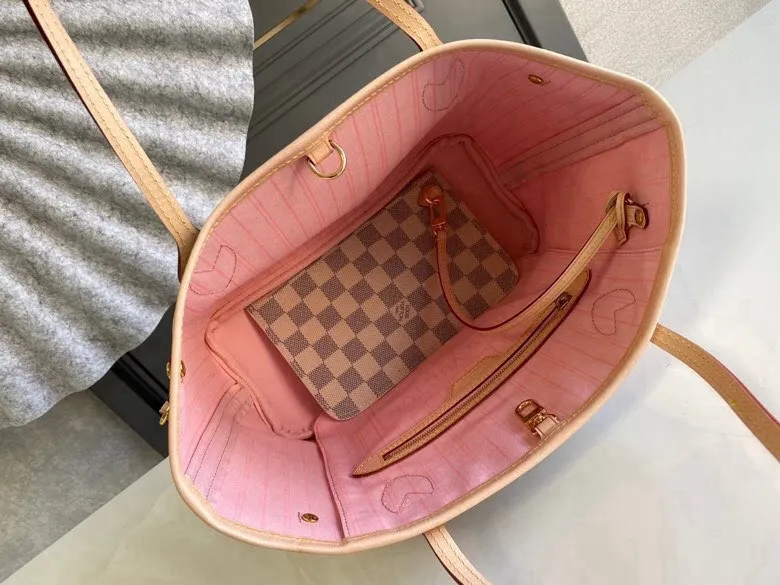 💰780 (small steel nails) top original order N41363 NEVERFULL small handbag Neverfull small handbag has a crisp shape and classic design. It is an elegant urban handbag. Its spacious interior also makes this classic bag an ideal choice for travel. The Neverfull small tote in Damier Azur canvas has a soft yet sturdy feel that maintains its exterior lines no matter what's inside. Detailed Features 29 x 21 x 12 cm (Length x Height x Width) Bag interior redesigned with vintage details inspired by the Louis Vuitton archives - Fabric-lined interior pocket Removable zippered clutch with matching interior Natural cowhide leather trim Shiny gold-tone brass hardware Handles: Double handle