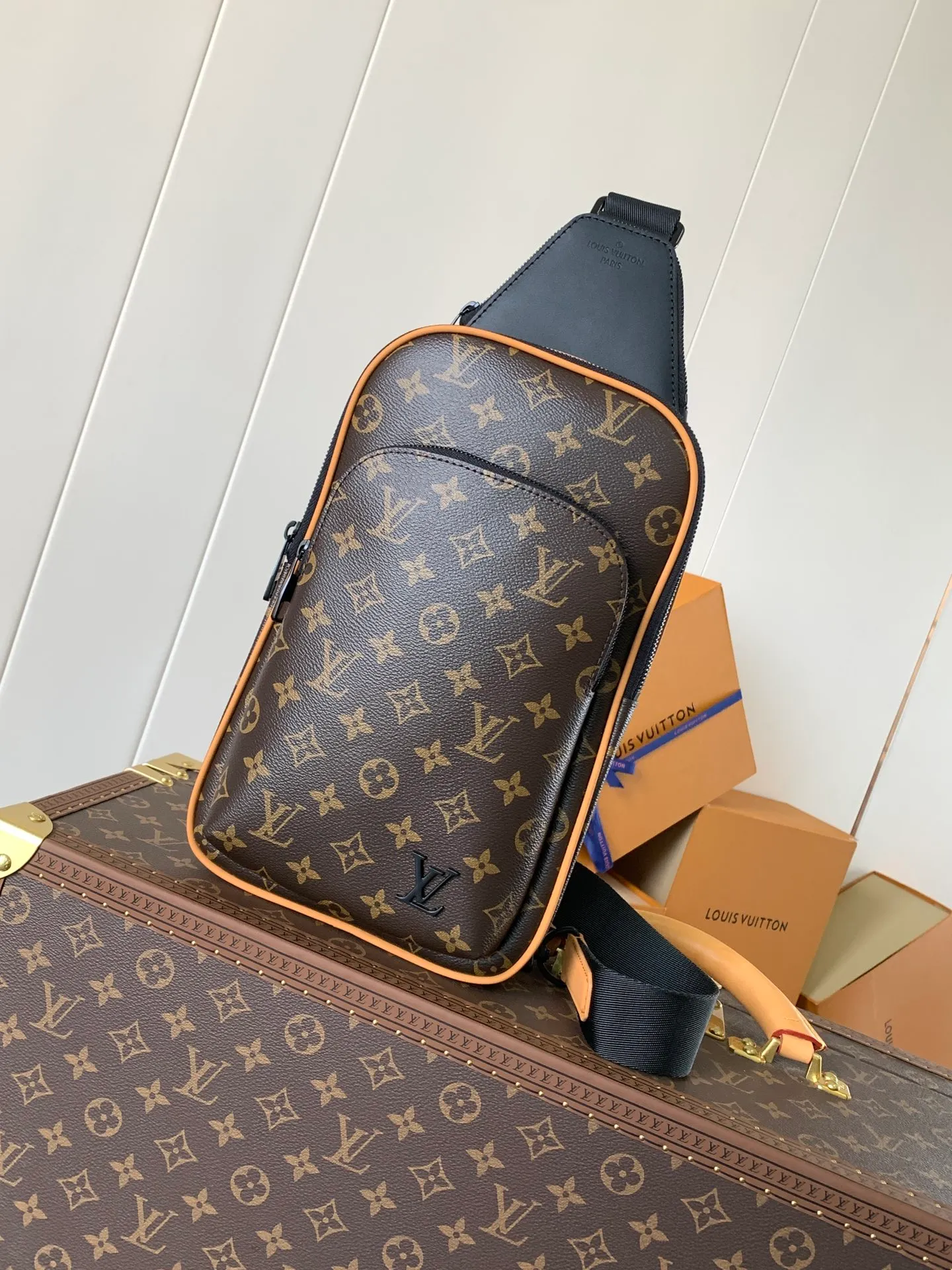💰860 Top Original Transcoding Chip Model Number: 46718 The new Avenue shoulder bag is made of Monogram Macassar canvas and leather trim, exuding a heroic demeanor. The canvas shoulder straps and lining add a sustainable touch to the brand's classics, while the zippered front pocket and small top zippered pocket add practical details. Monogram Macassar coated canvas - cow leather trim - fabric lining - square hardware on the front - main compartment - zippered front pocket - small top zippered pocket - shoulder strap, non-detachable, adjustable! ! Model: M46718; Size: 20x31x7CM
