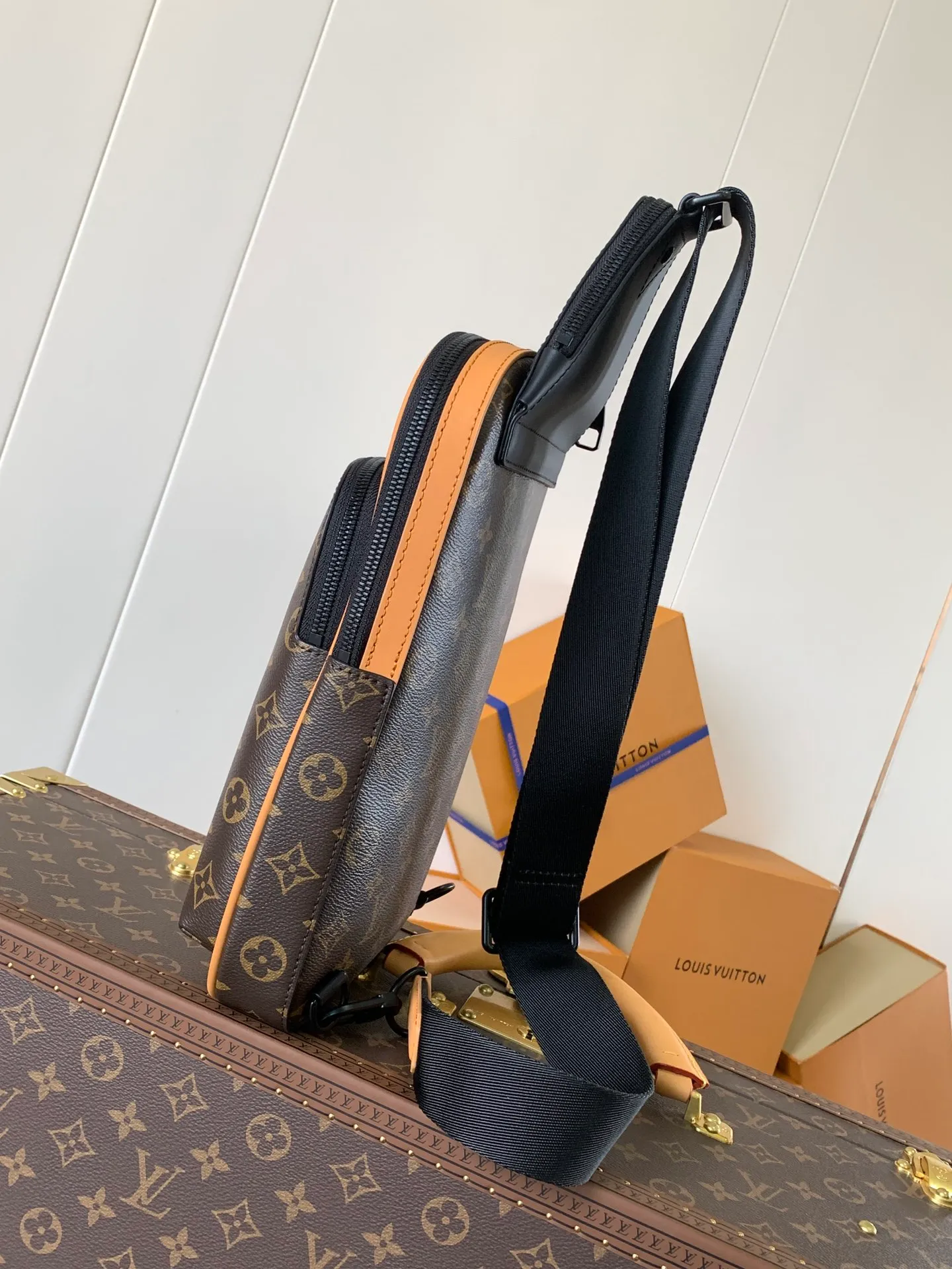 💰860 Top Original Transcoding Chip Model Number: 46718 The new Avenue shoulder bag is made of Monogram Macassar canvas and leather trim, exuding a heroic demeanor. The canvas shoulder straps and lining add a sustainable touch to the brand's classics, while the zippered front pocket and small top zippered pocket add practical details. Monogram Macassar coated canvas - cow leather trim - fabric lining - square hardware on the front - main compartment - zippered front pocket - small top zippered pocket - shoulder strap, non-detachable, adjustable! ! Model: M46718; Size: 20x31x7CM