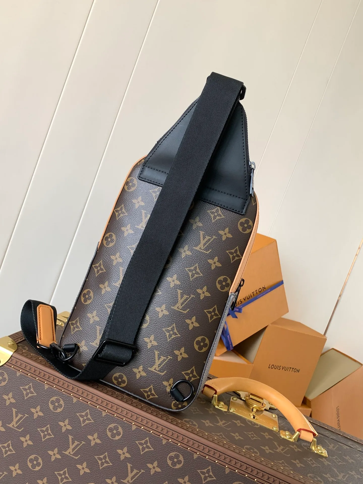 💰860 Top Original Transcoding Chip Model Number: 46718 The new Avenue shoulder bag is made of Monogram Macassar canvas and leather trim, exuding a heroic demeanor. The canvas shoulder straps and lining add a sustainable touch to the brand's classics, while the zippered front pocket and small top zippered pocket add practical details. Monogram Macassar coated canvas - cow leather trim - fabric lining - square hardware on the front - main compartment - zippered front pocket - small top zippered pocket - shoulder strap, non-detachable, adjustable! ! Model: M46718; Size: 20x31x7CM