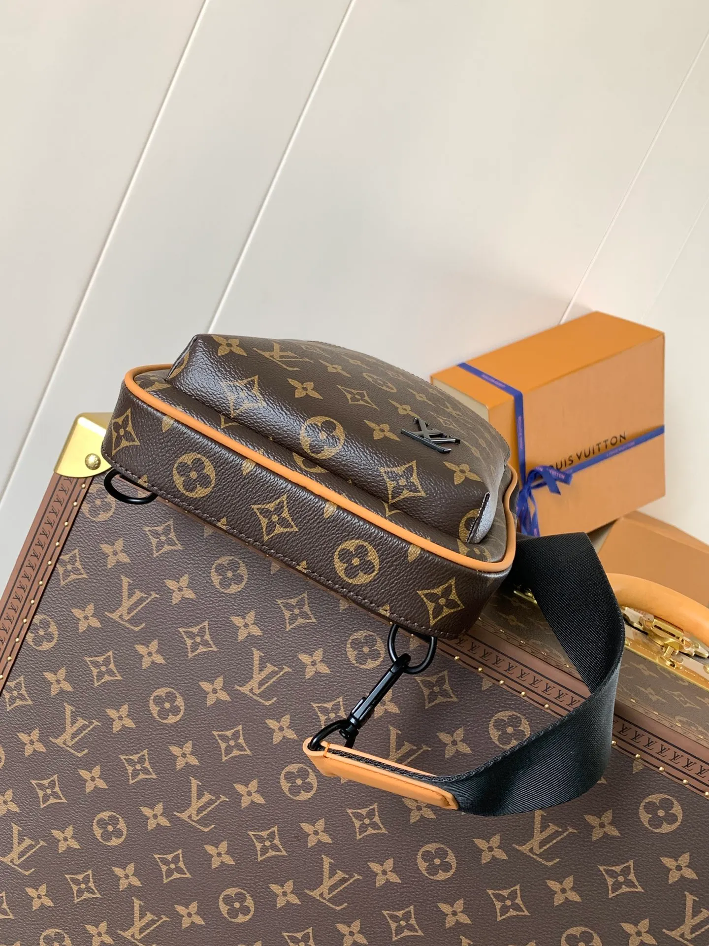 💰860 Top Original Transcoding Chip Model Number: 46718 The new Avenue shoulder bag is made of Monogram Macassar canvas and leather trim, exuding a heroic demeanor. The canvas shoulder straps and lining add a sustainable touch to the brand's classics, while the zippered front pocket and small top zippered pocket add practical details. Monogram Macassar coated canvas - cow leather trim - fabric lining - square hardware on the front - main compartment - zippered front pocket - small top zippered pocket - shoulder strap, non-detachable, adjustable! ! Model: M46718; Size: 20x31x7CM