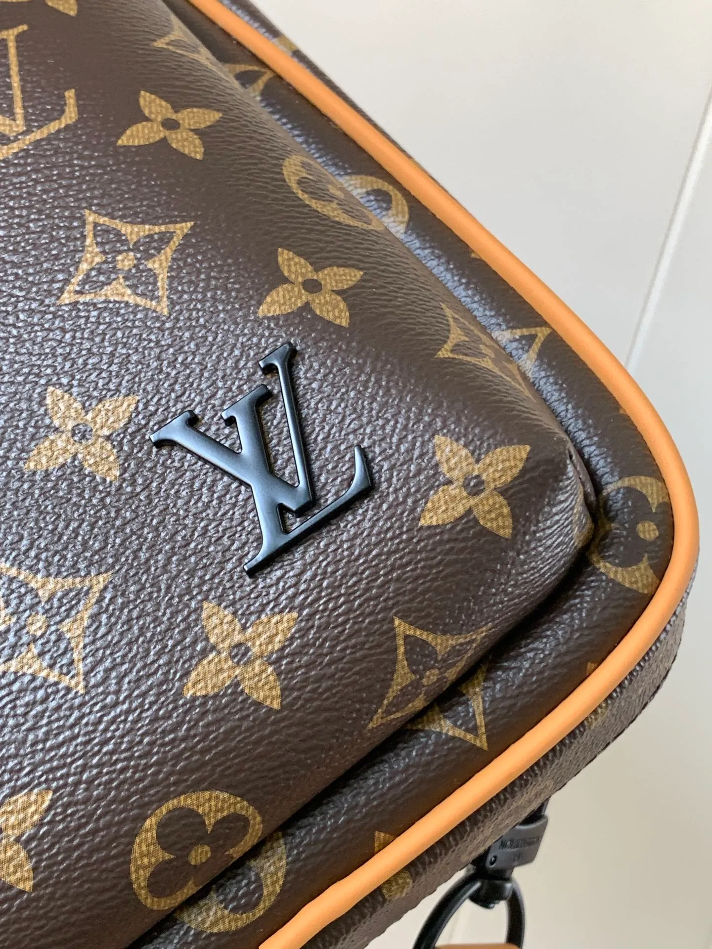 💰860 Top Original Transcoding Chip Model Number: 46718 The new Avenue shoulder bag is made of Monogram Macassar canvas and leather trim, exuding a heroic demeanor. The canvas shoulder straps and lining add a sustainable touch to the brand's classics, while the zippered front pocket and small top zippered pocket add practical details. Monogram Macassar coated canvas - cow leather trim - fabric lining - square hardware on the front - main compartment - zippered front pocket - small top zippered pocket - shoulder strap, non-detachable, adjustable! ! Model: M46718; Size: 20x31x7CM