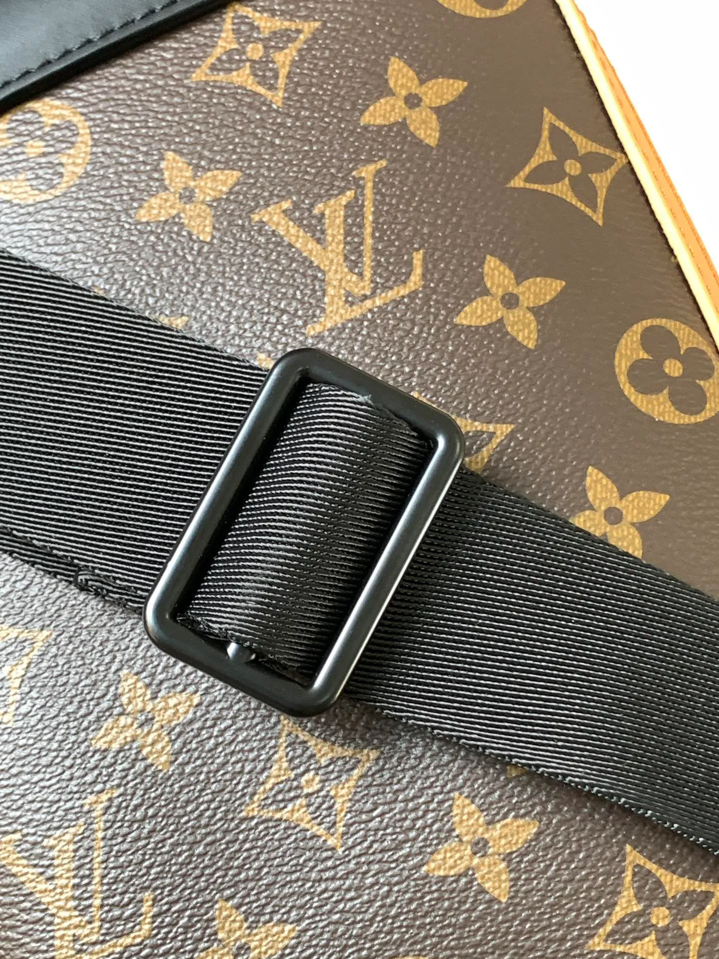 💰860 Top Original Transcoding Chip Model Number: 46718 The new Avenue shoulder bag is made of Monogram Macassar canvas and leather trim, exuding a heroic demeanor. The canvas shoulder straps and lining add a sustainable touch to the brand's classics, while the zippered front pocket and small top zippered pocket add practical details. Monogram Macassar coated canvas - cow leather trim - fabric lining - square hardware on the front - main compartment - zippered front pocket - small top zippered pocket - shoulder strap, non-detachable, adjustable! ! Model: M46718; Size: 20x31x7CM