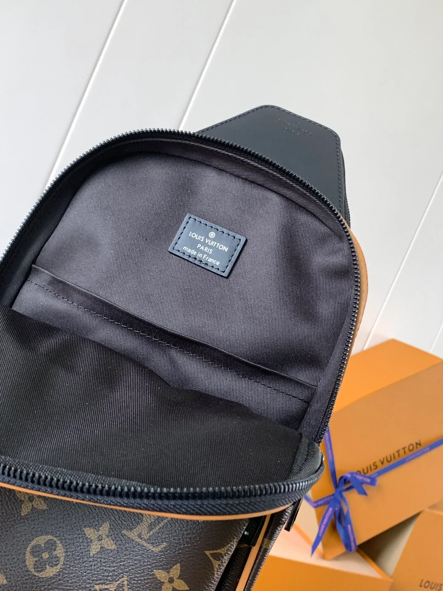 💰860 Top Original Transcoding Chip Model Number: 46718 The new Avenue shoulder bag is made of Monogram Macassar canvas and leather trim, exuding a heroic demeanor. The canvas shoulder straps and lining add a sustainable touch to the brand's classics, while the zippered front pocket and small top zippered pocket add practical details. Monogram Macassar coated canvas - cow leather trim - fabric lining - square hardware on the front - main compartment - zippered front pocket - small top zippered pocket - shoulder strap, non-detachable, adjustable! ! Model: M46718; Size: 20x31x7CM