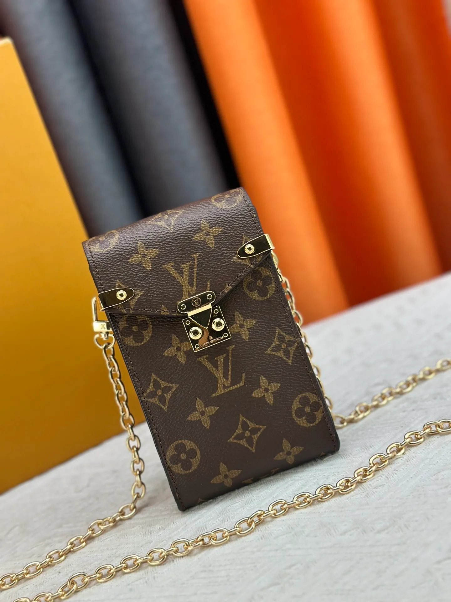P220 upgraded version [Official latest model] [Real shot] M13572 This Métis mobile phone bag M82465 camera bag takes inspiration from Louis Vuitton's classic luggage and uses a whole piece of Monogram canvas to cut out an exquisite configuration. The S-lock clasp and metal corners speak of the brand's long tradition of boxmaking. Attach the removable chain to instantly be hands-free. Dimensions: 10.4 x 17.5 x 4.0 cm (length x height x width)