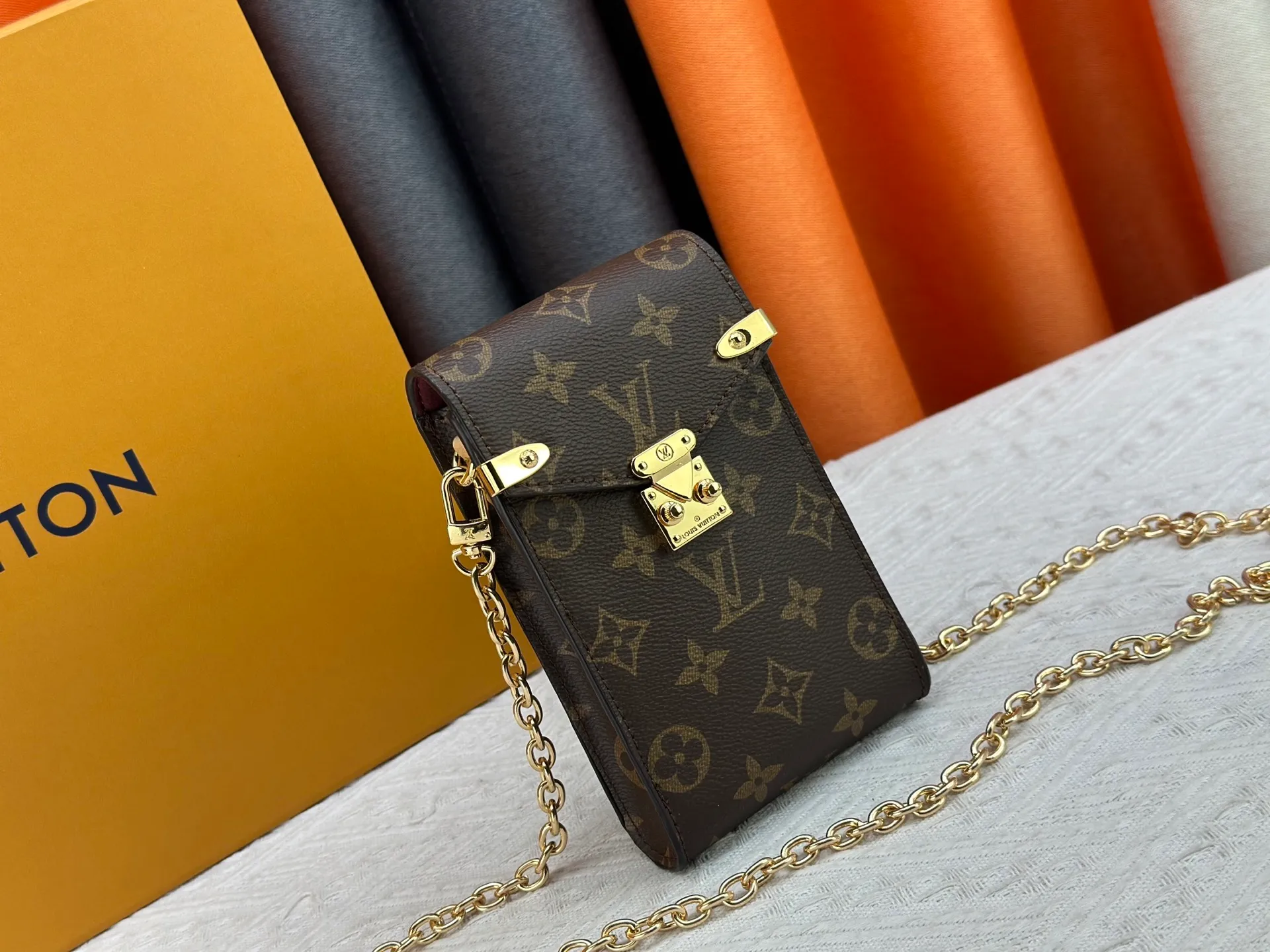 P220 upgraded version [Official latest model] [Real shot] M13572 This Métis mobile phone bag M82465 camera bag takes inspiration from Louis Vuitton's classic luggage and uses a whole piece of Monogram canvas to cut out an exquisite configuration. The S-lock clasp and metal corners speak of the brand's long tradition of boxmaking. Attach the removable chain to instantly be hands-free. Dimensions: 10.4 x 17.5 x 4.0 cm (length x height x width)