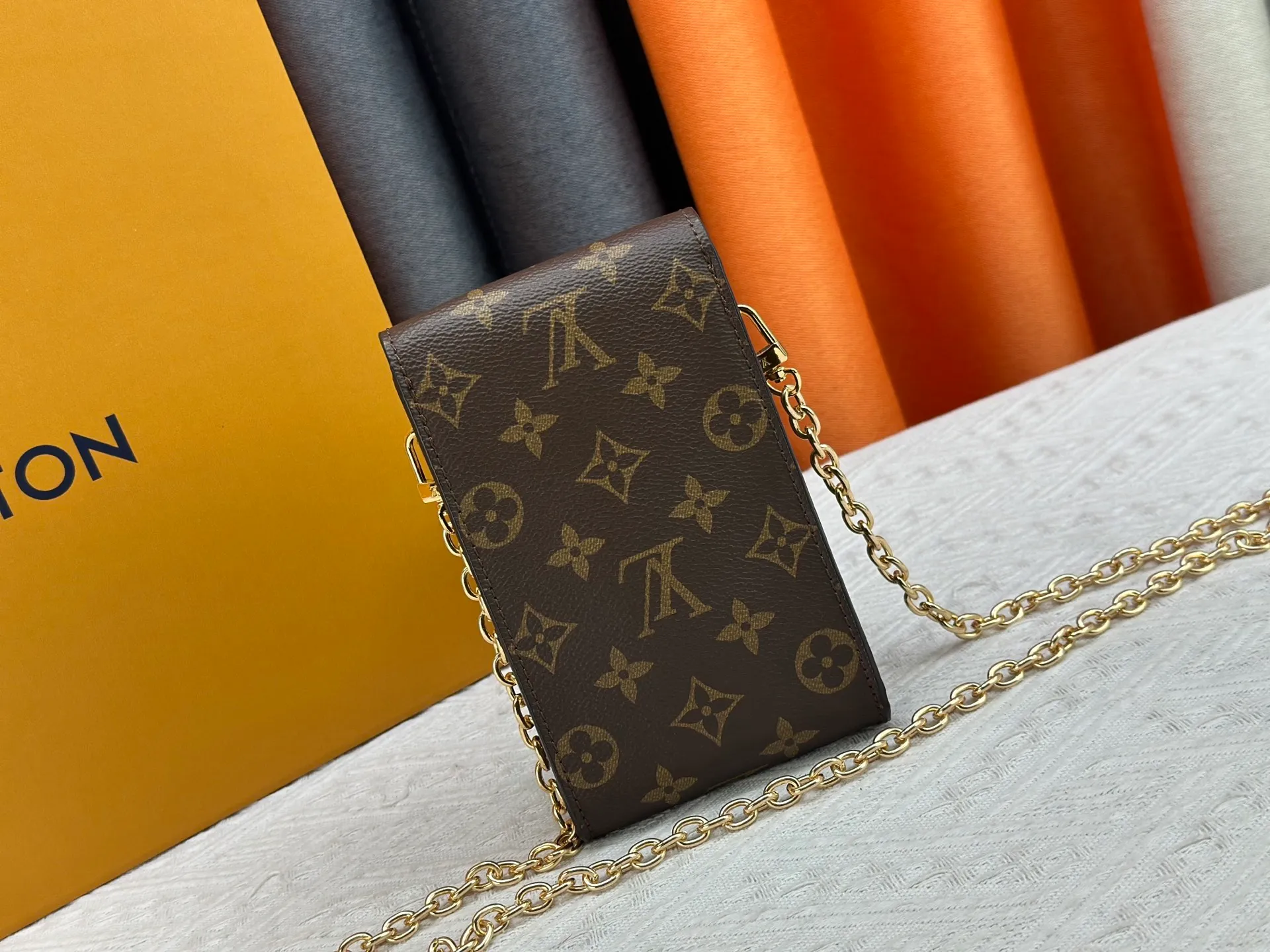 P220 upgraded version [Official latest model] [Real shot] M13572 This Métis mobile phone bag M82465 camera bag takes inspiration from Louis Vuitton's classic luggage and uses a whole piece of Monogram canvas to cut out an exquisite configuration. The S-lock clasp and metal corners speak of the brand's long tradition of boxmaking. Attach the removable chain to instantly be hands-free. Dimensions: 10.4 x 17.5 x 4.0 cm (length x height x width)