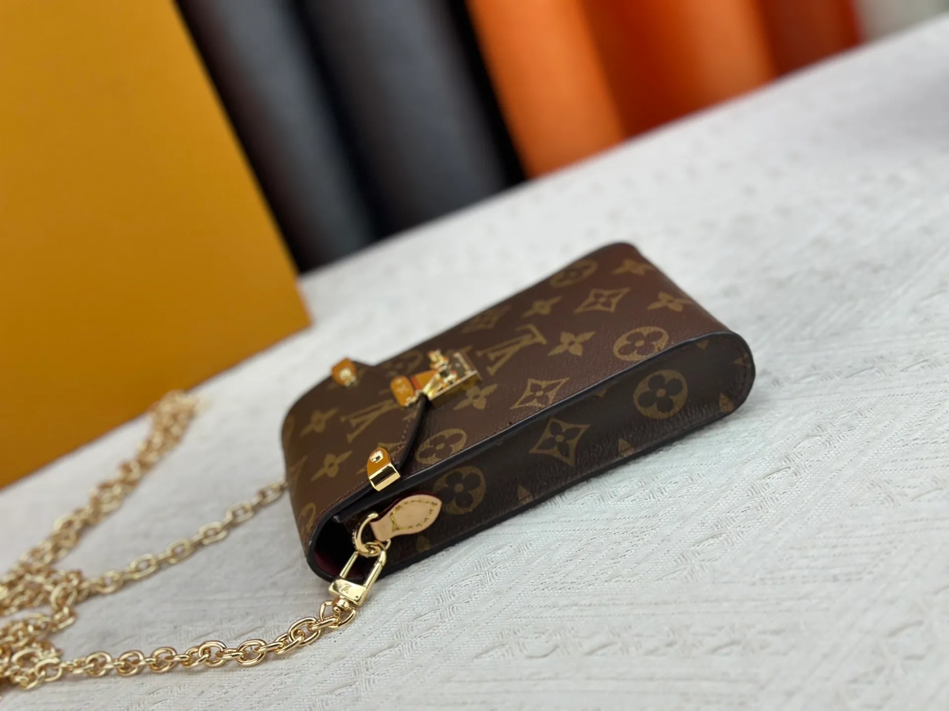 P220 upgraded version [Official latest model] [Real shot] M13572 This Métis mobile phone bag M82465 camera bag takes inspiration from Louis Vuitton's classic luggage and uses a whole piece of Monogram canvas to cut out an exquisite configuration. The S-lock clasp and metal corners speak of the brand's long tradition of boxmaking. Attach the removable chain to instantly be hands-free. Dimensions: 10.4 x 17.5 x 4.0 cm (length x height x width)