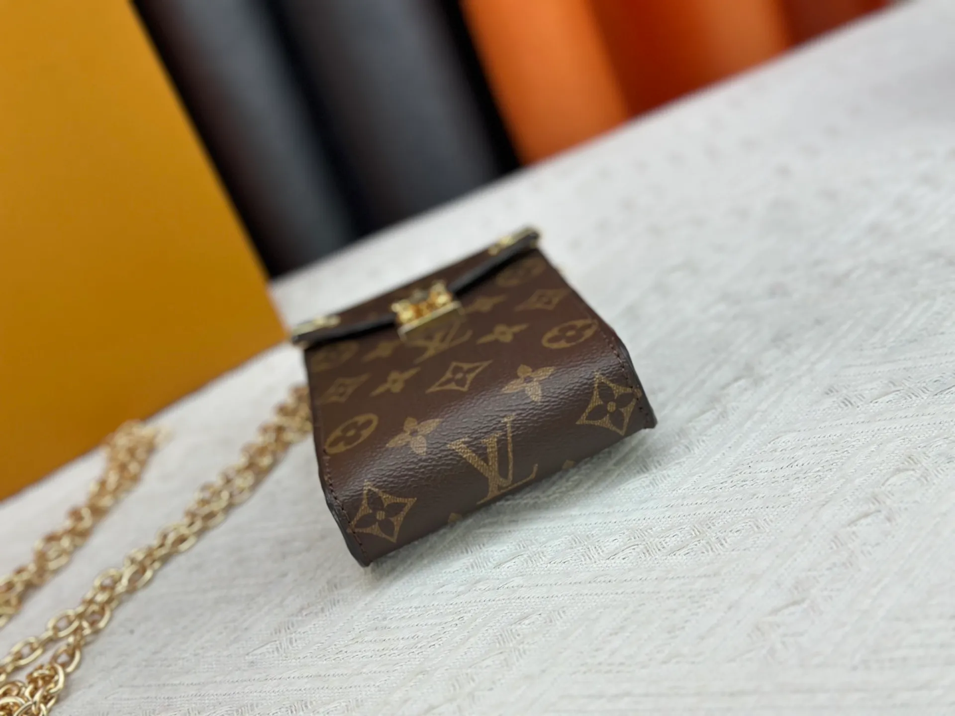 P220 upgraded version [Official latest model] [Real shot] M13572 This Métis mobile phone bag M82465 camera bag takes inspiration from Louis Vuitton's classic luggage and uses a whole piece of Monogram canvas to cut out an exquisite configuration. The S-lock clasp and metal corners speak of the brand's long tradition of boxmaking. Attach the removable chain to instantly be hands-free. Dimensions: 10.4 x 17.5 x 4.0 cm (length x height x width)