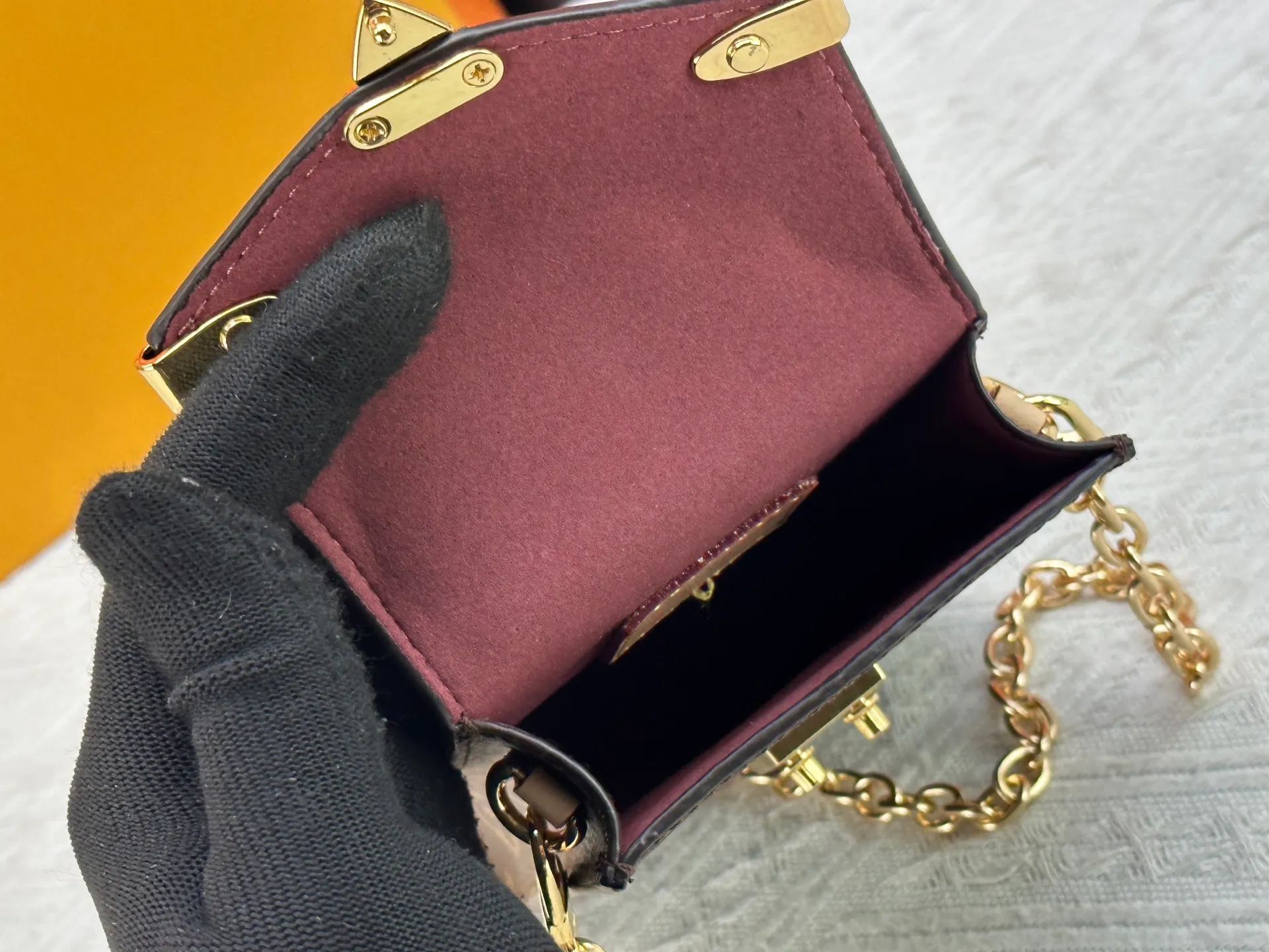 P220 upgraded version [Official latest model] [Real shot] M13572 This Métis mobile phone bag M82465 camera bag takes inspiration from Louis Vuitton's classic luggage and uses a whole piece of Monogram canvas to cut out an exquisite configuration. The S-lock clasp and metal corners speak of the brand's long tradition of boxmaking. Attach the removable chain to instantly be hands-free. Dimensions: 10.4 x 17.5 x 4.0 cm (length x height x width)