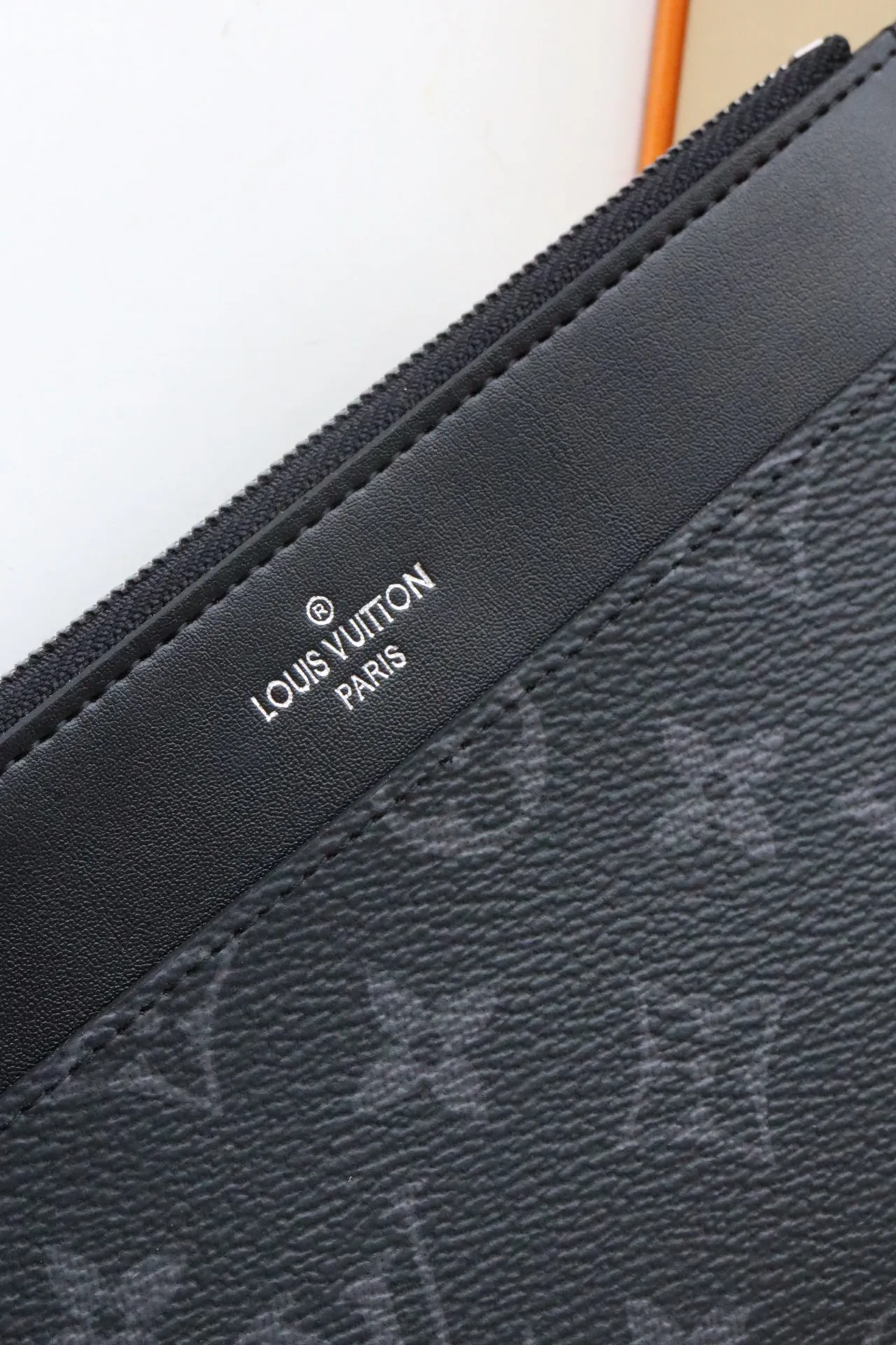Factory price 240 M80348 black flower, top-quality original Slim Purse uses Monogram canvas and silky cowhide to achieve a simple structure, embellished with Louis Vuitton logo embossing, equipped with a main zipper compartment, external patch pockets, external compartments and card slots, and can also be placed in other handbags. Detailed features 20 x 11 x 0.5 cm (length x height x width) sp001618