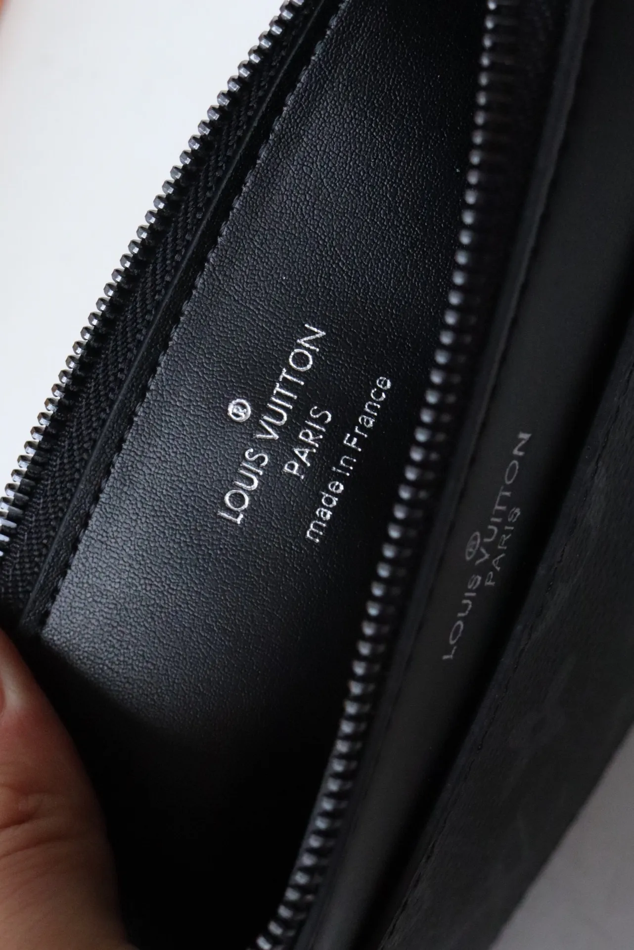 Factory price 240 M80348 black flower, top-quality original Slim Purse uses Monogram canvas and silky cowhide to achieve a simple structure, embellished with Louis Vuitton logo embossing, equipped with a main zipper compartment, external patch pockets, external compartments and card slots, and can also be placed in other handbags. Detailed features 20 x 11 x 0.5 cm (length x height x width) sp001618