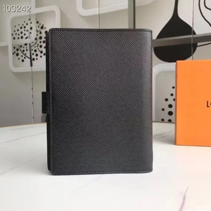 💰 150 hot sale, model number M20004❤️This small notepad cover is made of Monogram canvas. It can hold three credit cards and can also be used as an address book, notebook or calendar. 14 cm