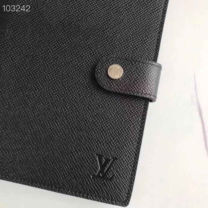 💰 150 hot sale, model number M20004❤️This small notepad cover is made of Monogram canvas. It can hold three credit cards and can also be used as an address book, notebook or calendar. 14 cm