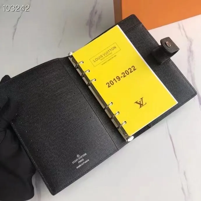 💰 150 hot sale, model number M20004❤️This small notepad cover is made of Monogram canvas. It can hold three credit cards and can also be used as an address book, notebook or calendar. 14 cm