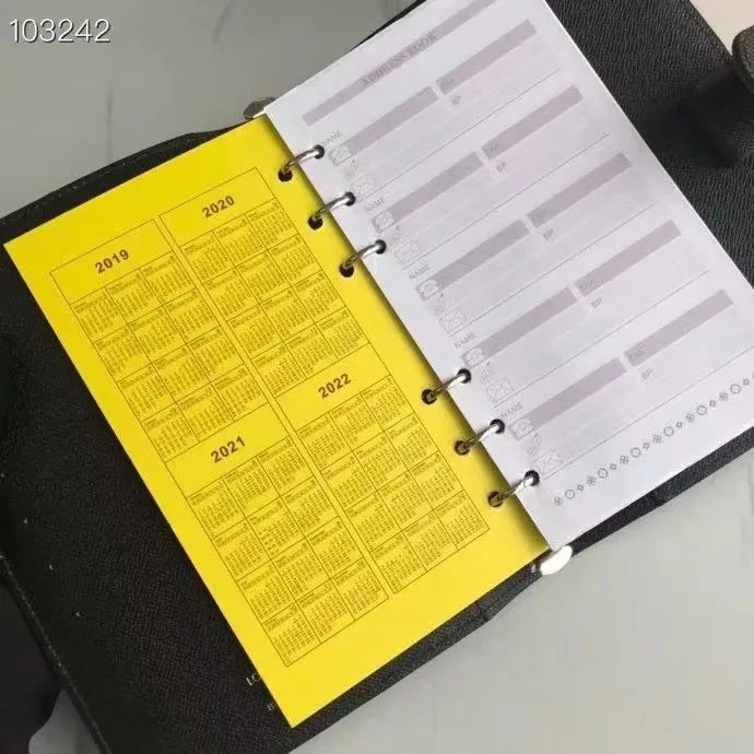 💰 150 hot sale, model number M20004❤️This small notepad cover is made of Monogram canvas. It can hold three credit cards and can also be used as an address book, notebook or calendar. 14 cm