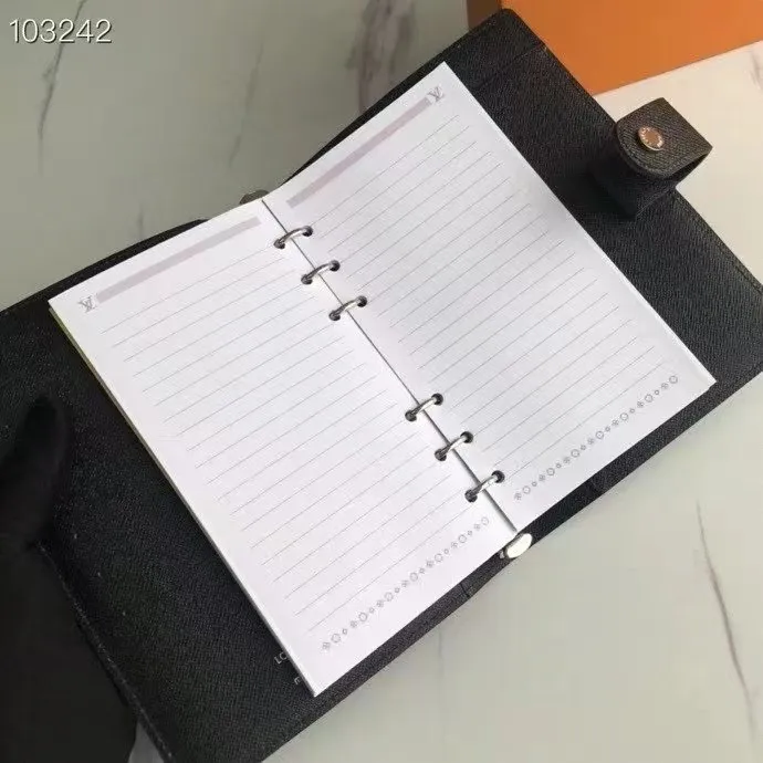 💰 150 hot sale, model number M20004❤️This small notepad cover is made of Monogram canvas. It can hold three credit cards and can also be used as an address book, notebook or calendar. 14 cm