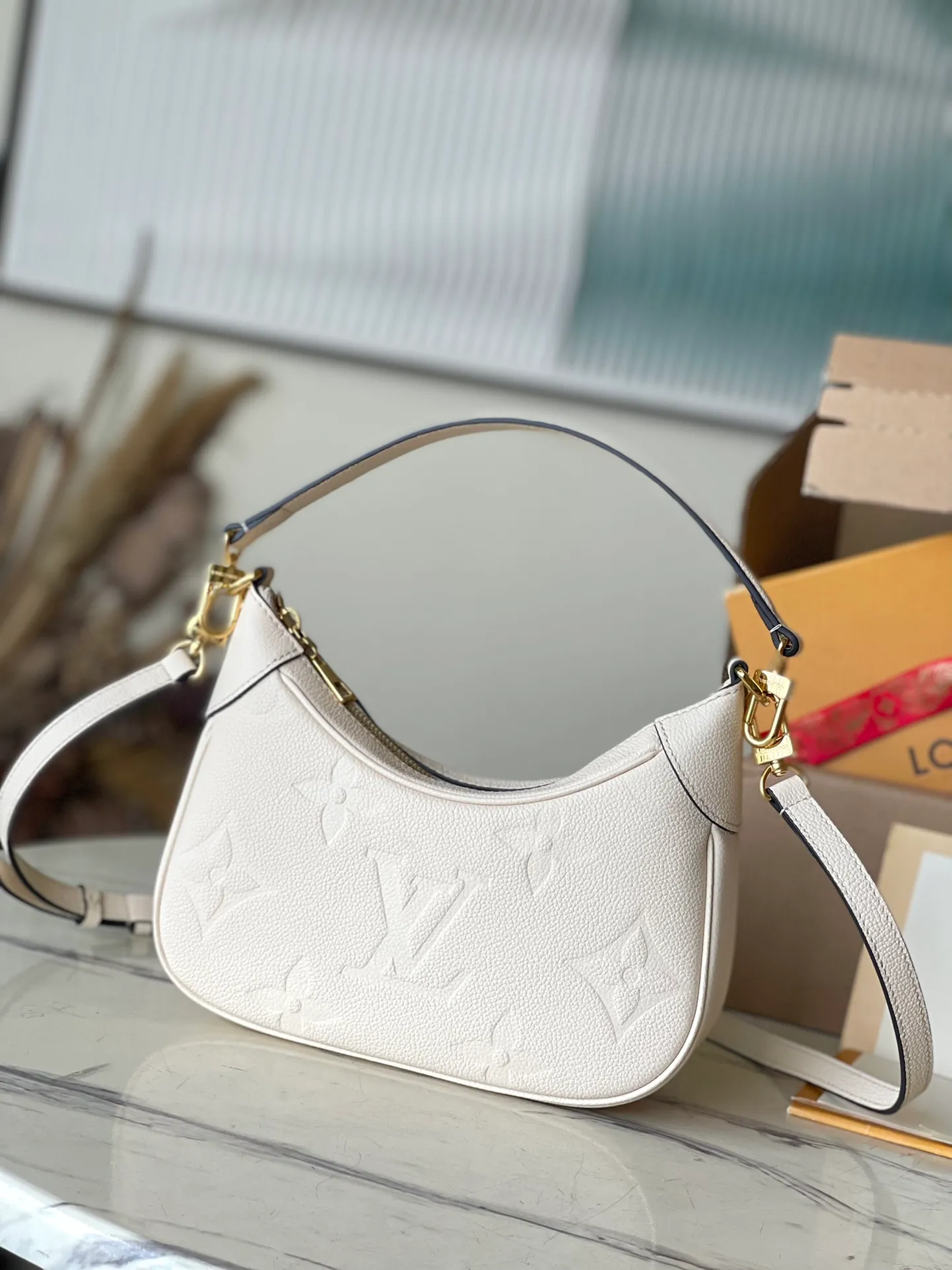 💰1040 (top layer leather) top original order M46099. Support counter inspection. Photos taken of duty-free goods are consistent with the product without unpacking. This product is an exclusive duty-free product in the market and is the highest-end product. Inspection is supported. This product has passed strict inspection and is flawless. Please wear gloves when touching the product. This product is not returnable or exchangeable. Please confirm the product first and then remove the label on the handle. This product is temporarily not open to the public, only regular customers, and is in short supply. Dimensions: 24 x 18 x 7 cm