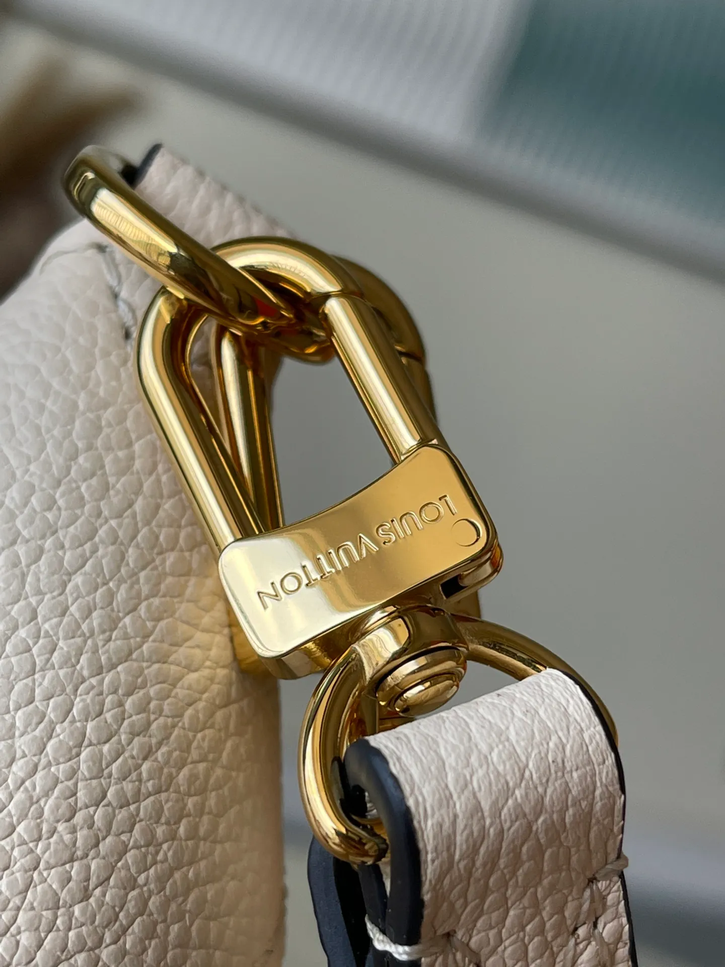 💰1040 (top layer leather) top original order M46099. Support counter inspection. Photos taken of duty-free goods are consistent with the product without unpacking. This product is an exclusive duty-free product in the market and is the highest-end product. Inspection is supported. This product has passed strict inspection and is flawless. Please wear gloves when touching the product. This product is not returnable or exchangeable. Please confirm the product first and then remove the label on the handle. This product is temporarily not open to the public, only regular customers, and is in short supply. Dimensions: 24 x 18 x 7 cm