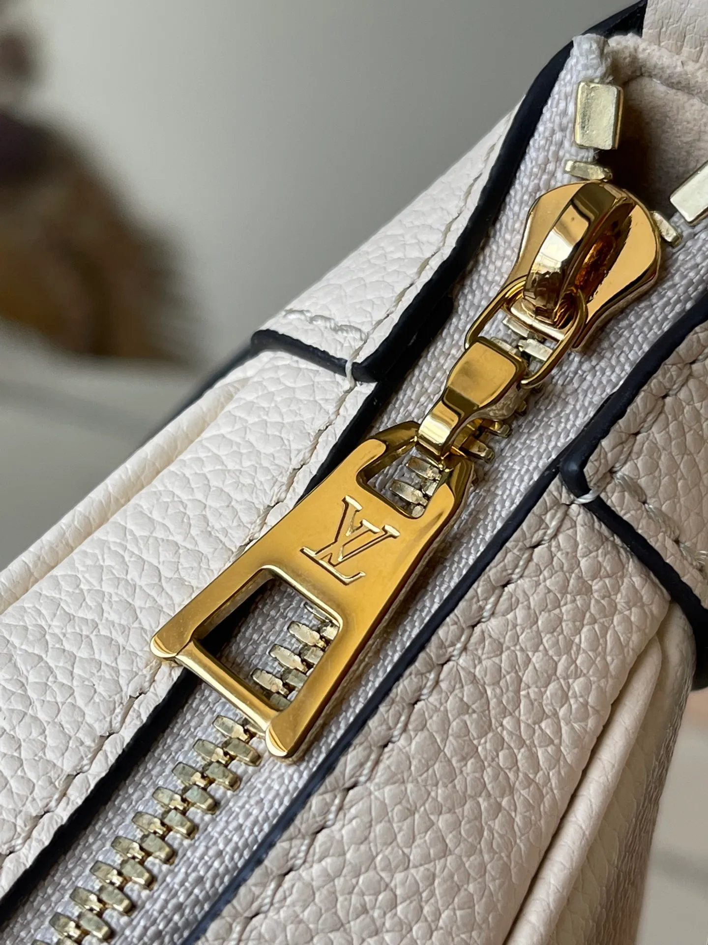 💰1040 (top layer leather) top original order M46099. Support counter inspection. Photos taken of duty-free goods are consistent with the product without unpacking. This product is an exclusive duty-free product in the market and is the highest-end product. Inspection is supported. This product has passed strict inspection and is flawless. Please wear gloves when touching the product. This product is not returnable or exchangeable. Please confirm the product first and then remove the label on the handle. This product is temporarily not open to the public, only regular customers, and is in short supply. Dimensions: 24 x 18 x 7 cm
