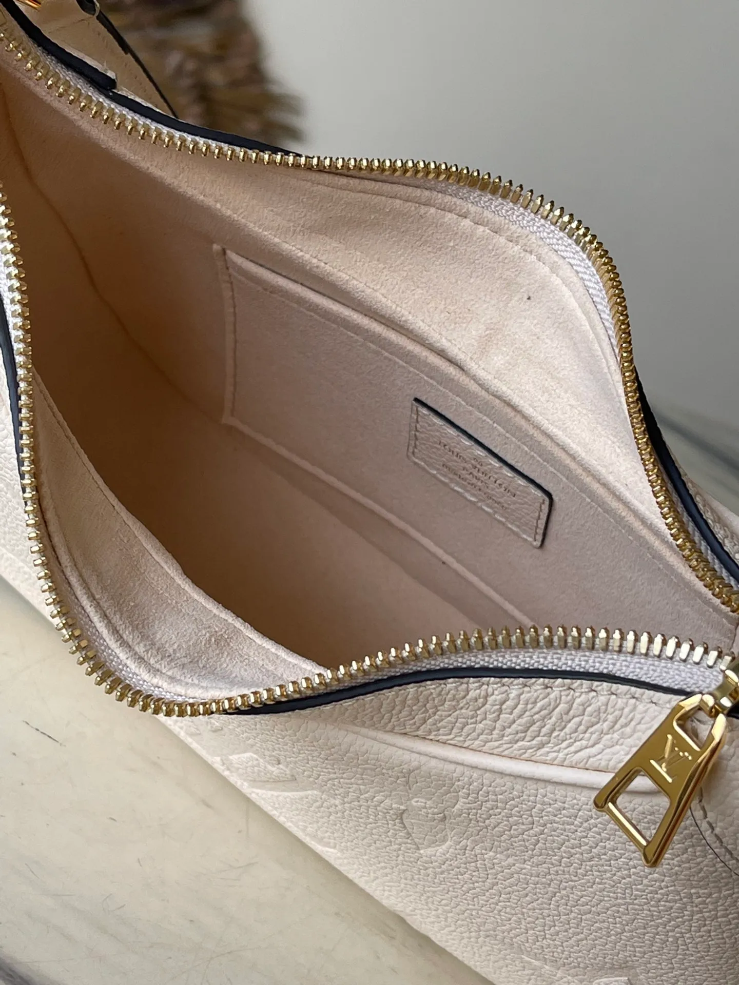 💰1040 (top layer leather) top original order M46099. Support counter inspection. Photos taken of duty-free goods are consistent with the product without unpacking. This product is an exclusive duty-free product in the market and is the highest-end product. Inspection is supported. This product has passed strict inspection and is flawless. Please wear gloves when touching the product. This product is not returnable or exchangeable. Please confirm the product first and then remove the label on the handle. This product is temporarily not open to the public, only regular customers, and is in short supply. Dimensions: 24 x 18 x 7 cm