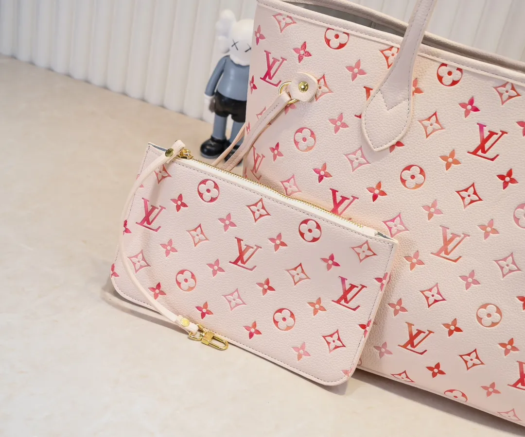 Batch 280💰【UNISHI Home Photo】【NEVERFULL Medium Handbag】 m45684 m45685 m40995 (silk screen) tote mm handbag is made of embossed Montano leather with cream monochrome stripes and LVs on pink background. Versatile, the bag's loose sides can be tightened for a smooth silhouette, or relaxed for a more casual look and easy access to what's inside. Dimensions: 31 × 28 × 14 cm.