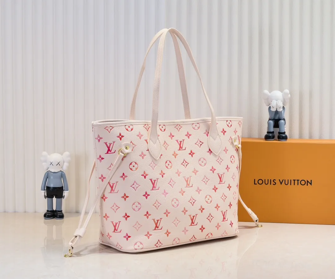 Batch 280💰【UNISHI Home Photo】【NEVERFULL Medium Handbag】 m45684 m45685 m40995 (silk screen) tote mm handbag is made of embossed Montano leather with cream monochrome stripes and LVs on pink background. Versatile, the bag's loose sides can be tightened for a smooth silhouette, or relaxed for a more casual look and easy access to what's inside. Dimensions: 31 × 28 × 14 cm.