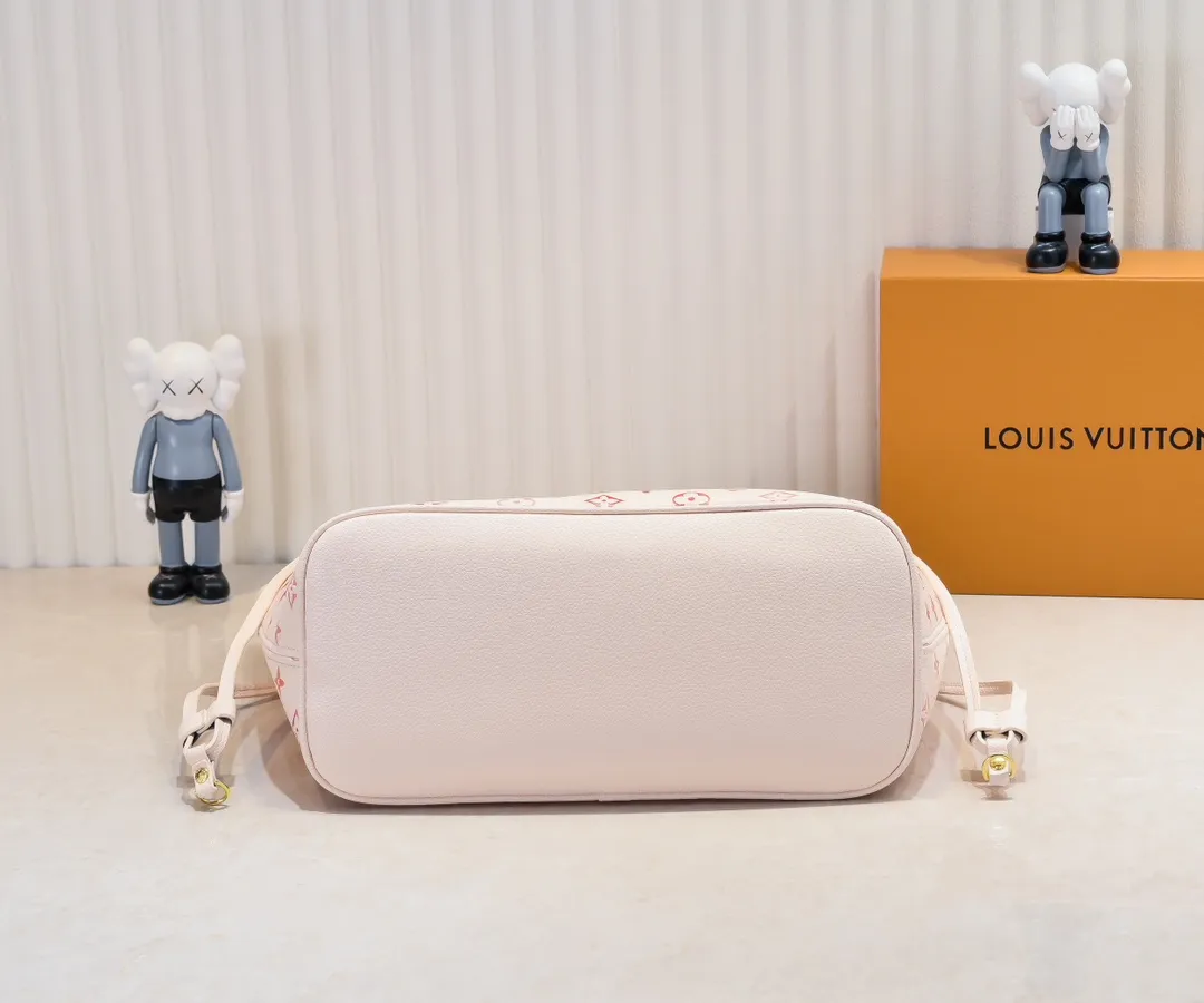 Batch 280💰【UNISHI Home Photo】【NEVERFULL Medium Handbag】 m45684 m45685 m40995 (silk screen) tote mm handbag is made of embossed Montano leather with cream monochrome stripes and LVs on pink background. Versatile, the bag's loose sides can be tightened for a smooth silhouette, or relaxed for a more casual look and easy access to what's inside. Dimensions: 31 × 28 × 14 cm.