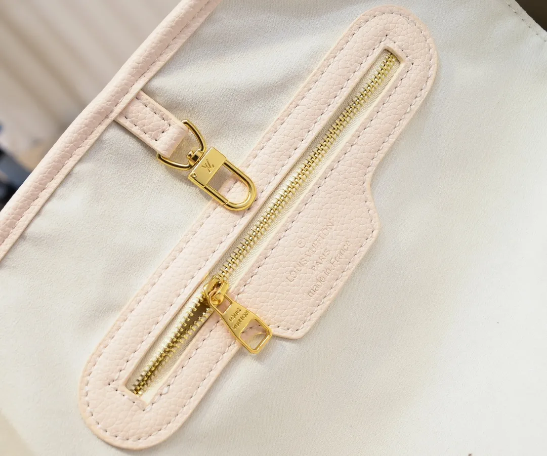 Batch 280💰【UNISHI Home Photo】【NEVERFULL Medium Handbag】 m45684 m45685 m40995 (silk screen) tote mm handbag is made of embossed Montano leather with cream monochrome stripes and LVs on pink background. Versatile, the bag's loose sides can be tightened for a smooth silhouette, or relaxed for a more casual look and easy access to what's inside. Dimensions: 31 × 28 × 14 cm.