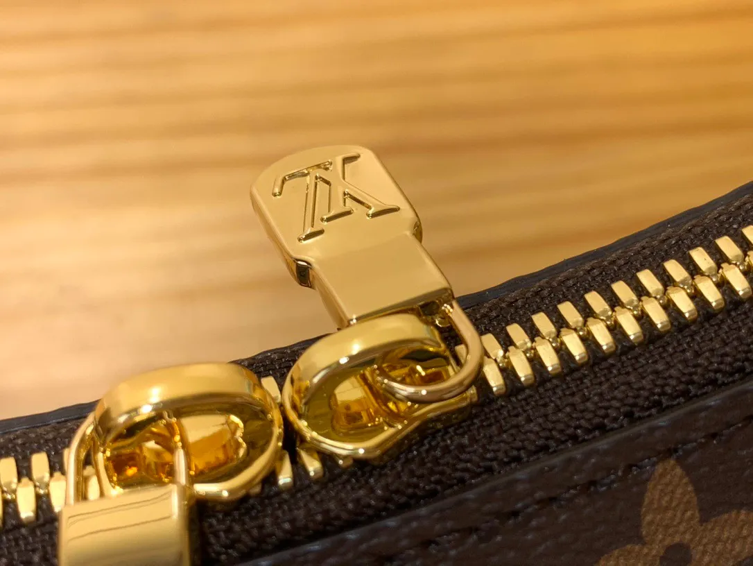💰1120 (Steel Hardware) Top Original LV x TM BOULOGNE Handbag] M13265 Cherry Blossom This Boulogne handbag is from the Louis Vuitton x Murakami replica series, using Monogram coated canvas to highlight the vitality of the Cherry Blossom pattern. Classic leather shapes the detachable studded shoulder strap and corners, while dazzling metal hardware adds sophistication. Dimensions: 16 x 9.5 x 29 cm