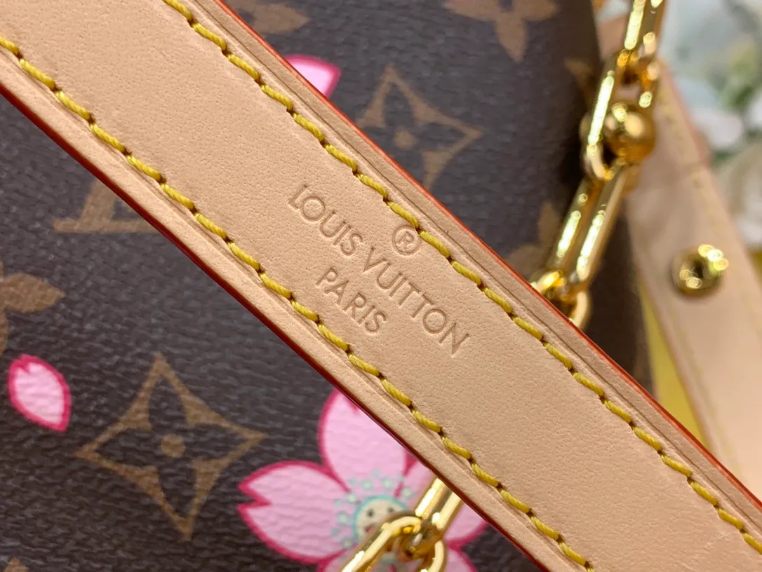 💰1120 (Steel Hardware) Top Original LV x TM BOULOGNE Handbag] M13265 Cherry Blossom This Boulogne handbag is from the Louis Vuitton x Murakami replica series, using Monogram coated canvas to highlight the vitality of the Cherry Blossom pattern. Classic leather shapes the detachable studded shoulder strap and corners, while dazzling metal hardware adds sophistication. Dimensions: 16 x 9.5 x 29 cm