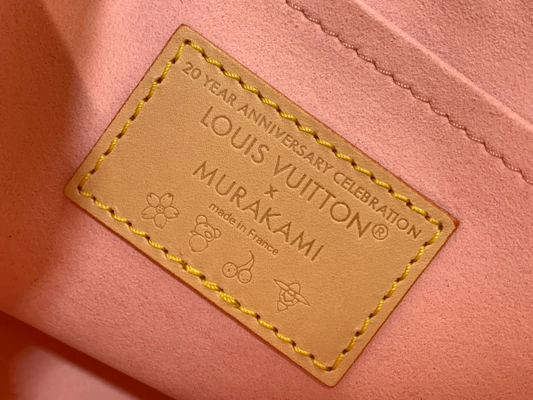 💰1120 (Steel Hardware) Top Original LV x TM BOULOGNE Handbag] M13265 Cherry Blossom This Boulogne handbag is from the Louis Vuitton x Murakami replica series, using Monogram coated canvas to highlight the vitality of the Cherry Blossom pattern. Classic leather shapes the detachable studded shoulder strap and corners, while dazzling metal hardware adds sophistication. Dimensions: 16 x 9.5 x 29 cm