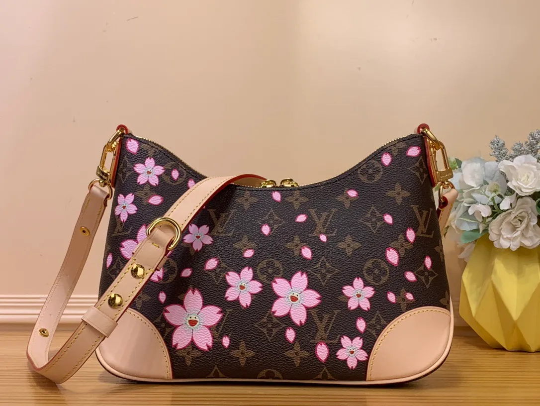 💰1120 (Steel Hardware) Top Original LV x TM BOULOGNE Handbag] M13265 Cherry Blossom This Boulogne handbag is from the Louis Vuitton x Murakami replica series, using Monogram coated canvas to highlight the vitality of the Cherry Blossom pattern. Classic leather shapes the detachable studded shoulder strap and corners, while dazzling metal hardware adds sophistication. Dimensions: 16 x 9.5 x 29 cm