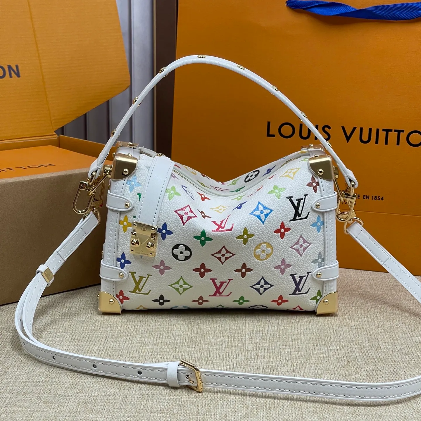 [Upgraded version] P560💰💞Tricolor series~Upgraded version·High quality🎁With complete packaging🥰Model: M14046🐶SIDE TRUNK handbag Nicolas Ghesquière repeatedly explored Louis Vuitton's trunk-making heritage to create this Side Trunk small handbag. Monogram canvas is combined with leather trim, and the leather zipper puller creatively connects to the iconic S-lock, and the reinforced metal corners gather the eye. The wide handles and leather spaghetti strap are removable. Dimensions: 23 x 16 x 8 cm