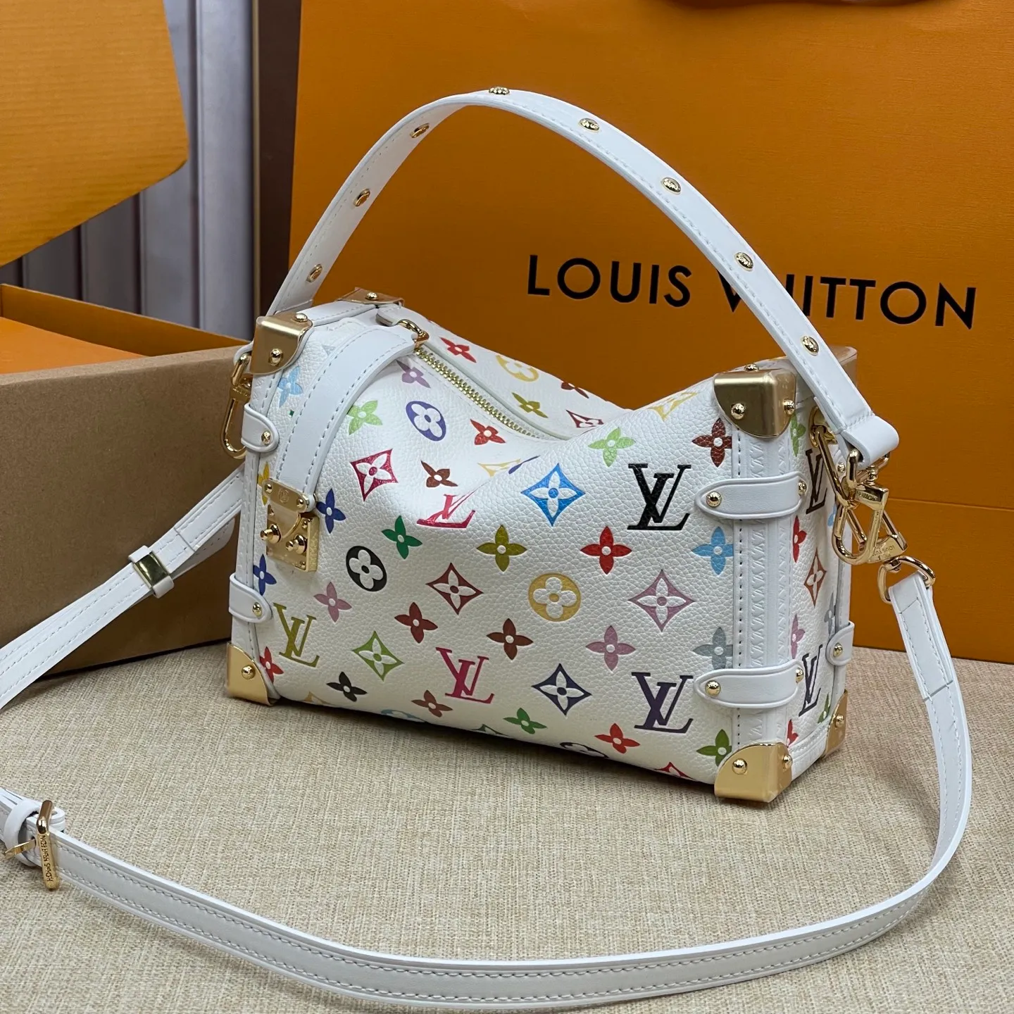 [Upgraded version] P560💰💞Tricolor series~Upgraded version·High quality🎁With complete packaging🥰Model: M14046🐶SIDE TRUNK handbag Nicolas Ghesquière repeatedly explored Louis Vuitton's trunk-making heritage to create this Side Trunk small handbag. Monogram canvas is combined with leather trim, and the leather zipper puller creatively connects to the iconic S-lock, and the reinforced metal corners gather the eye. The wide handles and leather spaghetti strap are removable. Dimensions: 23 x 16 x 8 cm
