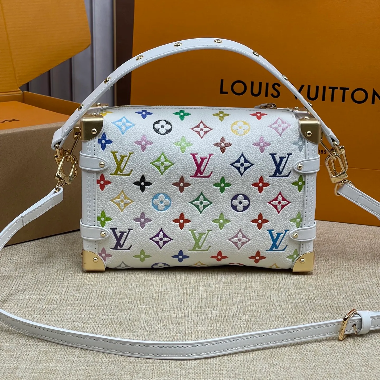 [Upgraded version] P560💰💞Tricolor series~Upgraded version·High quality🎁With complete packaging🥰Model: M14046🐶SIDE TRUNK handbag Nicolas Ghesquière repeatedly explored Louis Vuitton's trunk-making heritage to create this Side Trunk small handbag. Monogram canvas is combined with leather trim, and the leather zipper puller creatively connects to the iconic S-lock, and the reinforced metal corners gather the eye. The wide handles and leather spaghetti strap are removable. Dimensions: 23 x 16 x 8 cm